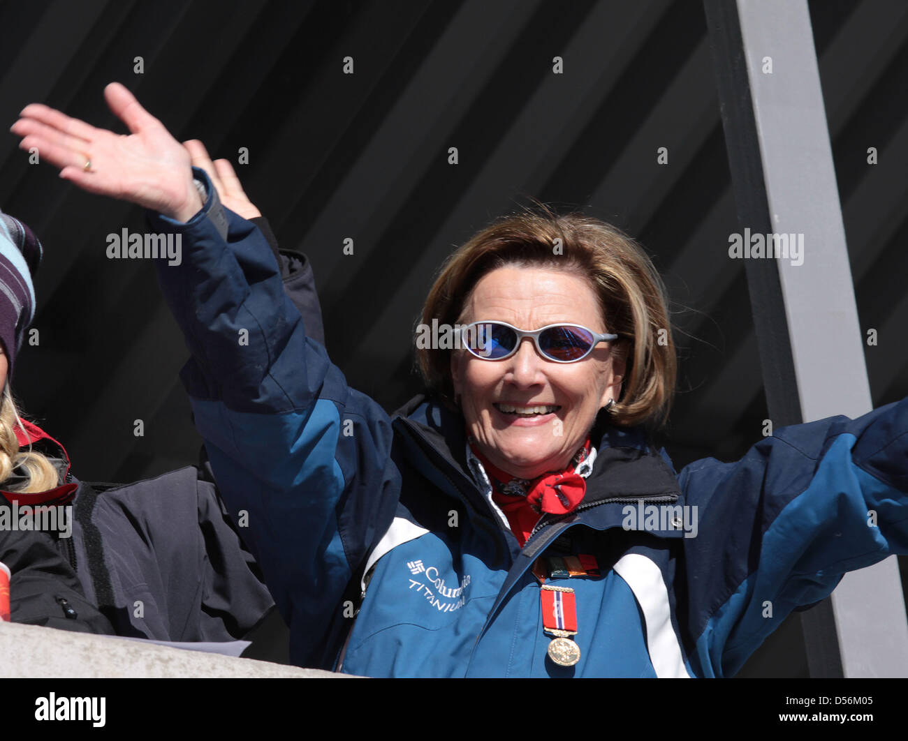 La Reine Sonja de Norvège participe avec d'autres membres de la famille royale norvégienne la Coupe du monde nordique près de Holmenkollen à Oslo, Norvège, 14 mars 2010. Le saut à ski de Holmenkollen Hill est le plus récent dans le monde. La Coupe du Monde auront lieu à la nouvelle arène Holmenkollen près d'Oslo le 13 mars jusqu'au 14 mars 2010. Photo : Albert Nieboer (Pays-Bas) Banque D'Images