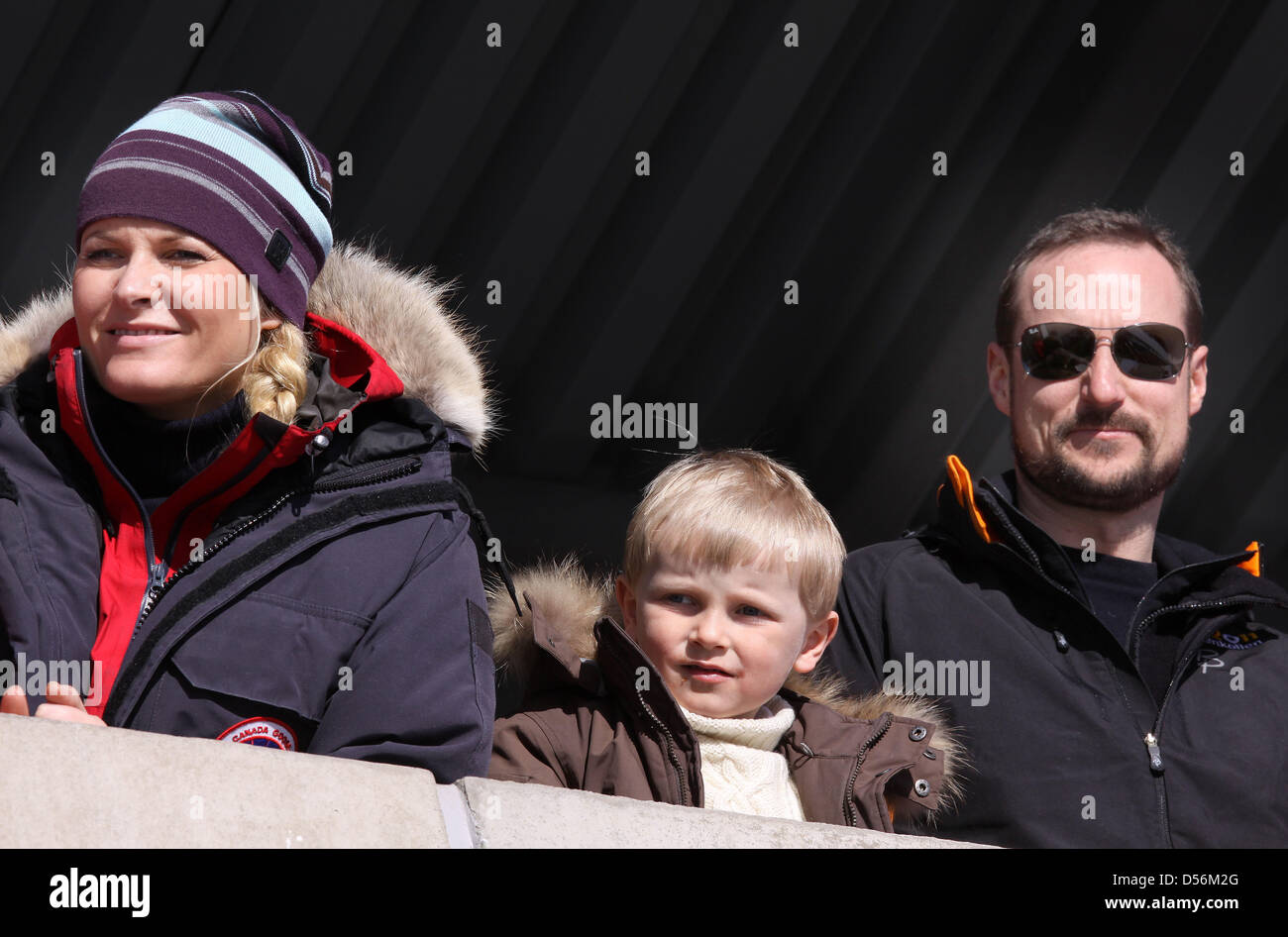 La Princesse héritière Mette-Marit , le Prince héritier Haakon et Marius (premier fils de la princesse Mette-Marit) participer avec d'autres membres de la famille royale norvégienne la Coupe du monde nordique près de Holmenkollen à Oslo, Norvège, 14 mars 2010. Le saut à ski de Holmenkollen Hill est le plus récent dans le monde. La Coupe du Monde auront lieu à la nouvelle arène Holmenkollen près d'Oslo le 13 mars jusqu'au 14 mars, Banque D'Images