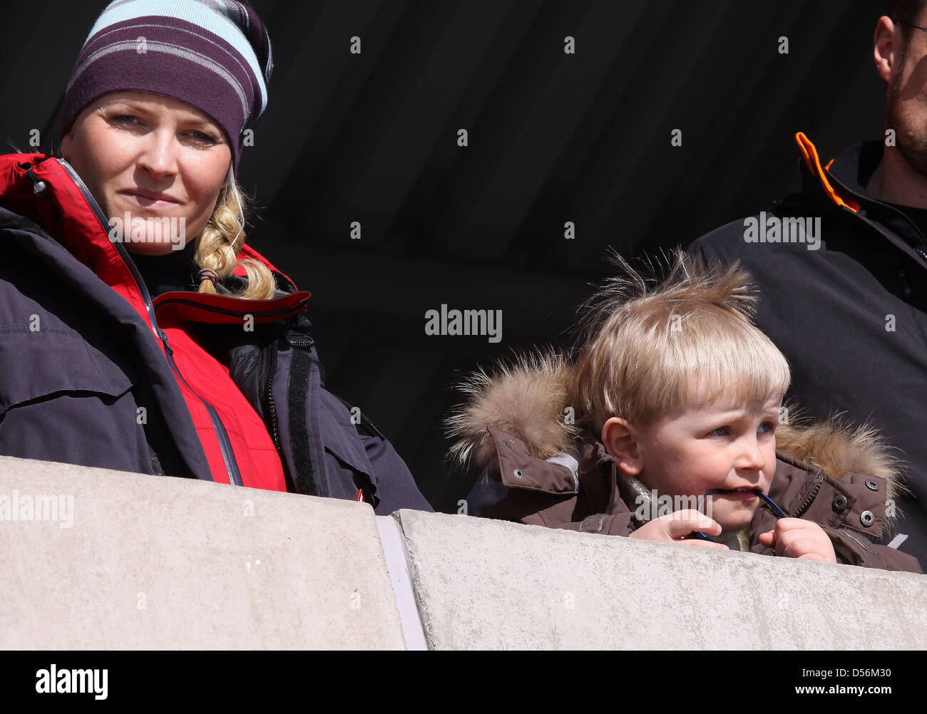 La Princesse héritière Mette-Marit et son fils le Prince Sverre Magnus participer avec d'autres membres de la famille royale norvégienne la Coupe du monde nordique près de Holmenkollen à Oslo, Norvège, 14 mars 2010. Le saut à ski de Holmenkollen Hill est le plus récent dans le monde. La Coupe du Monde auront lieu à la nouvelle arène Holmenkollen près d'Oslo le 13 mars jusqu'au 14 mars 2010. Photo : Albert Nieboer (NETHE Banque D'Images