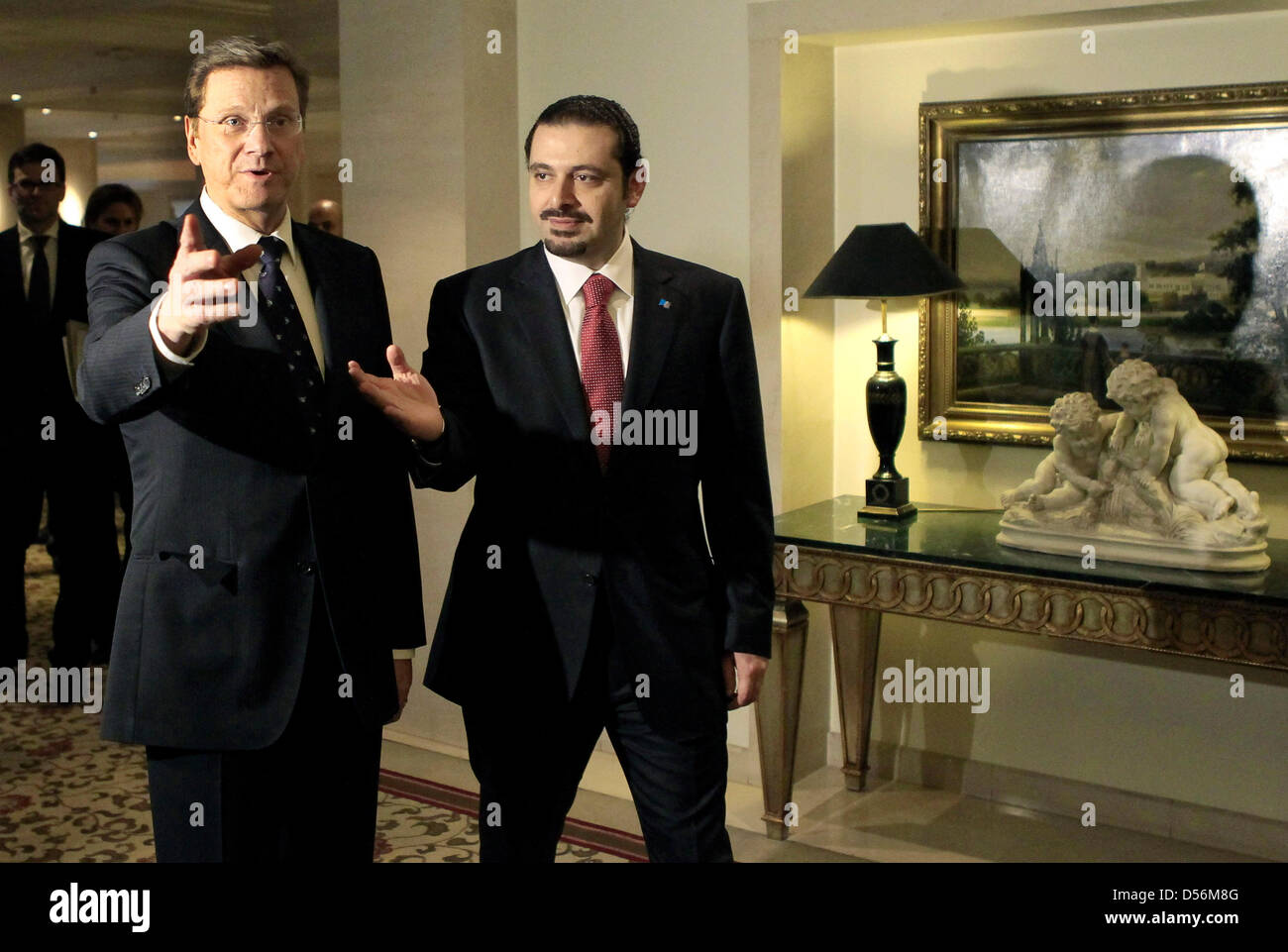 Premier Ministre du Liban, Saad al-Hariri (R) se félicite le ministre des Affaires étrangères allemand Guido Westerwelle pour des entretiens bilatéraux à l'hôtel Adlon de Berlin, Allemagne, 15 mars 2010. Photo : REUTERS/FABRIZIO BENSCH EXTÉRIEURE Banque D'Images