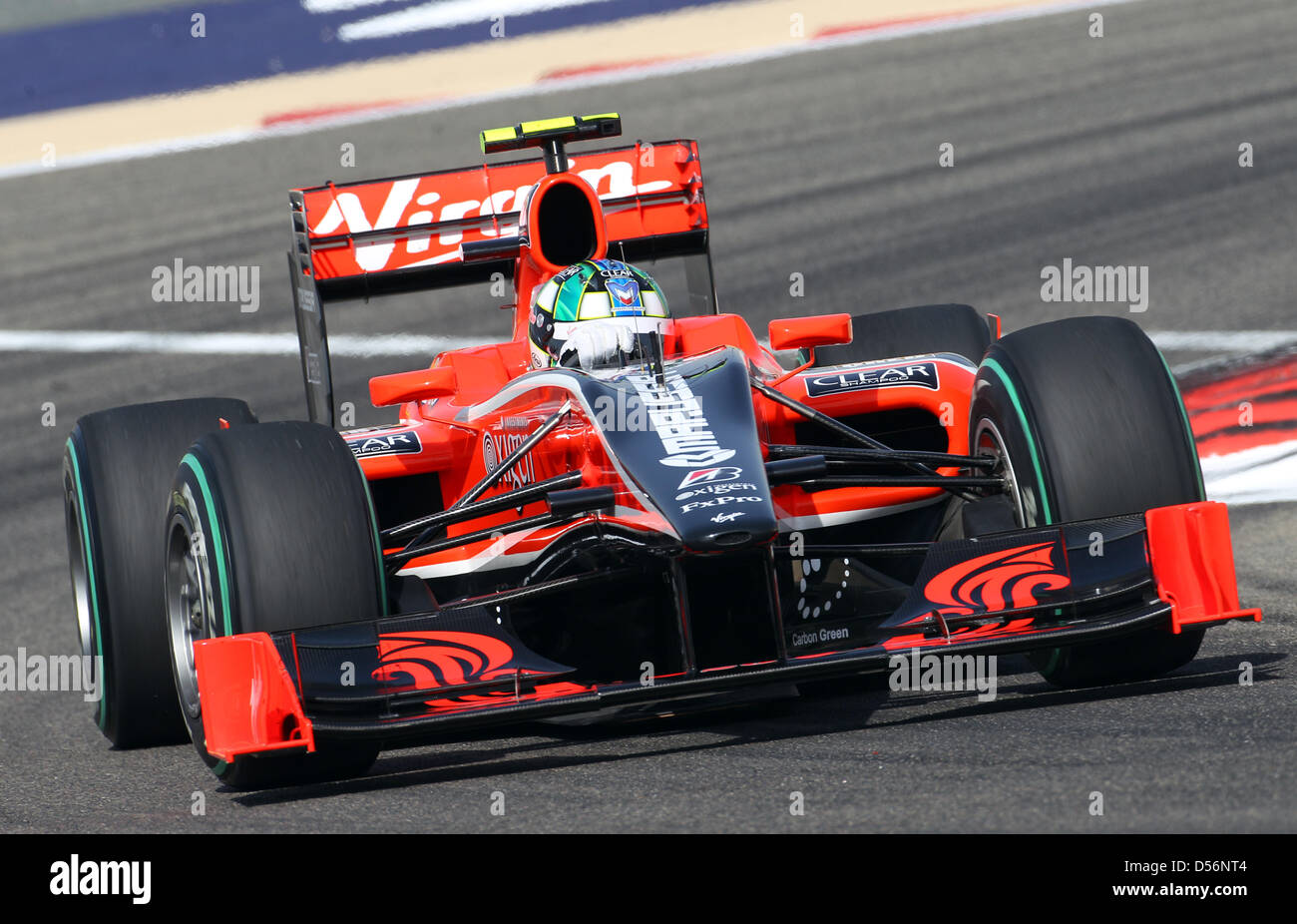 Pilote de Formule 1 Brésilien Lucas di Grassi de Virgin Racing oriente sa voiture pendant le Grand Prix de Formule 1 de Bahreïn à Sakhir race track près de Manama, Bahreïn, le 14 mars 2010. Le Grand Prix de Bahreïn ont lancé la saison de Formule 1 2010. Foto : Jens Buettner Banque D'Images