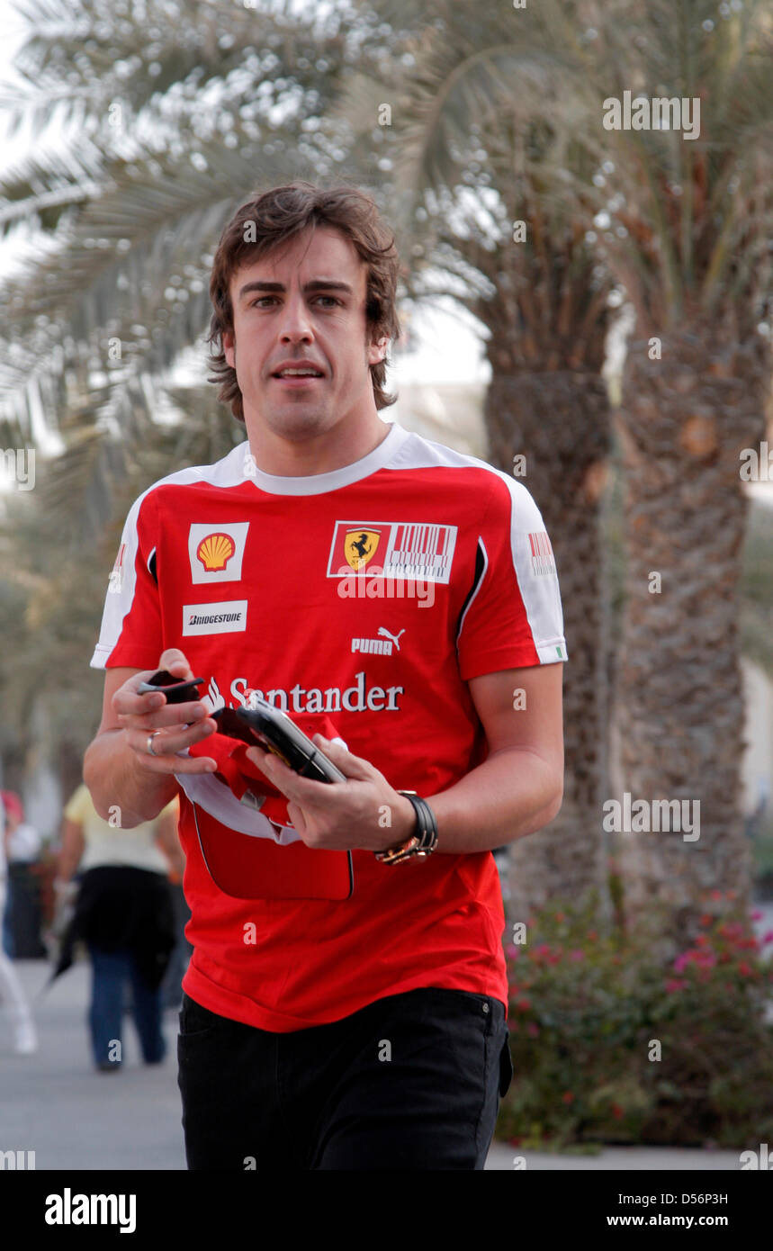 Pilote de Formule 1 espagnol Fernando Alonso de la Scuderia Ferrari en photo dans le paddock de Bahreïn International circuit de Sakhir, à Bahreïn, le 13 mars 2010. Photo : Jens Buettner Banque D'Images