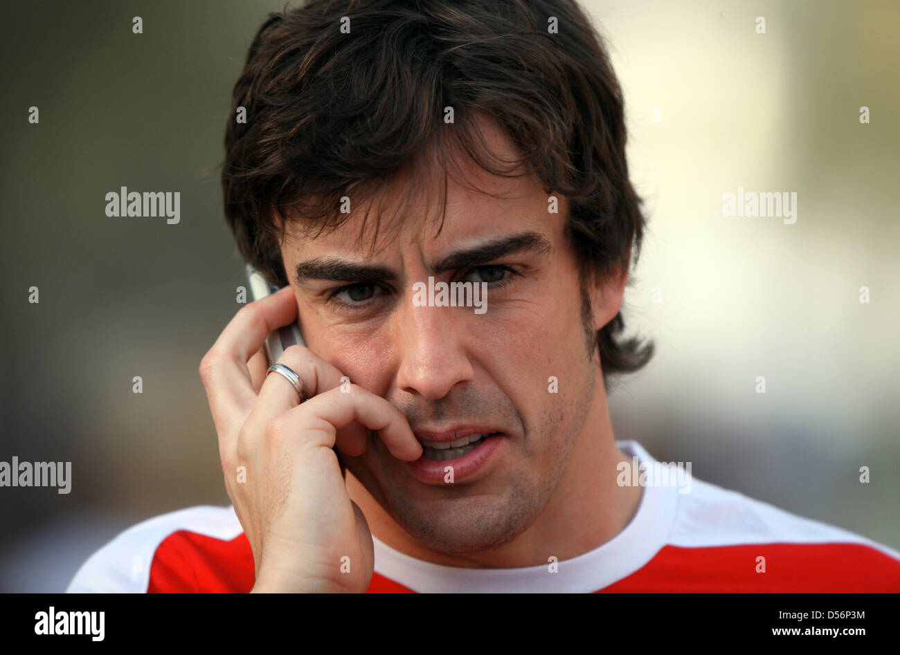 Pilote de Formule 1 espagnol Fernando Alonso de la Scuderia Ferrari en photo dans le paddock de Bahreïn International circuit de Sakhir, à Bahreïn, le 13 mars 2010. Photo : Jens Buettner Banque D'Images