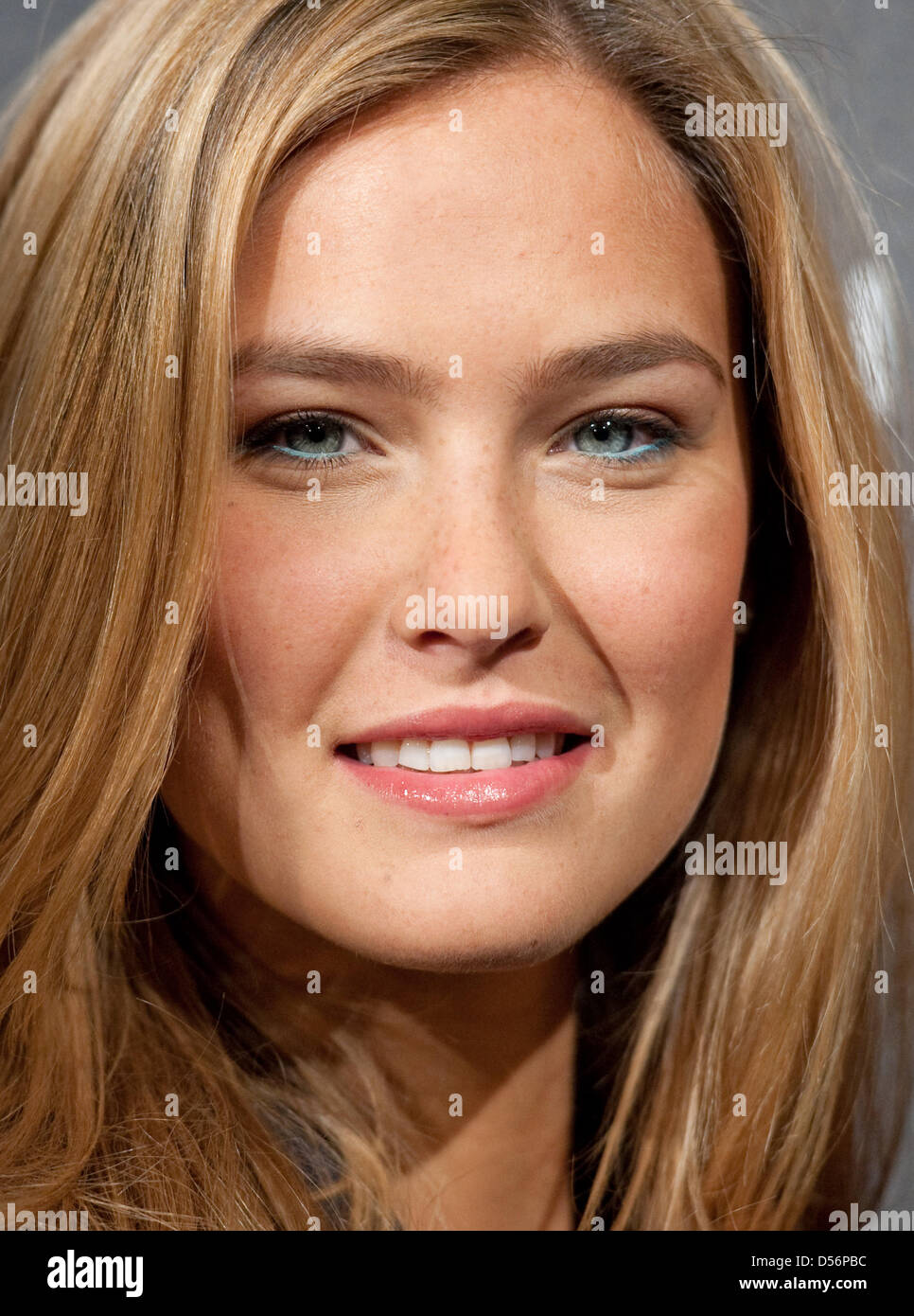 La mannequin israélienne Bar Refaeli sourires pour les photographes, qu