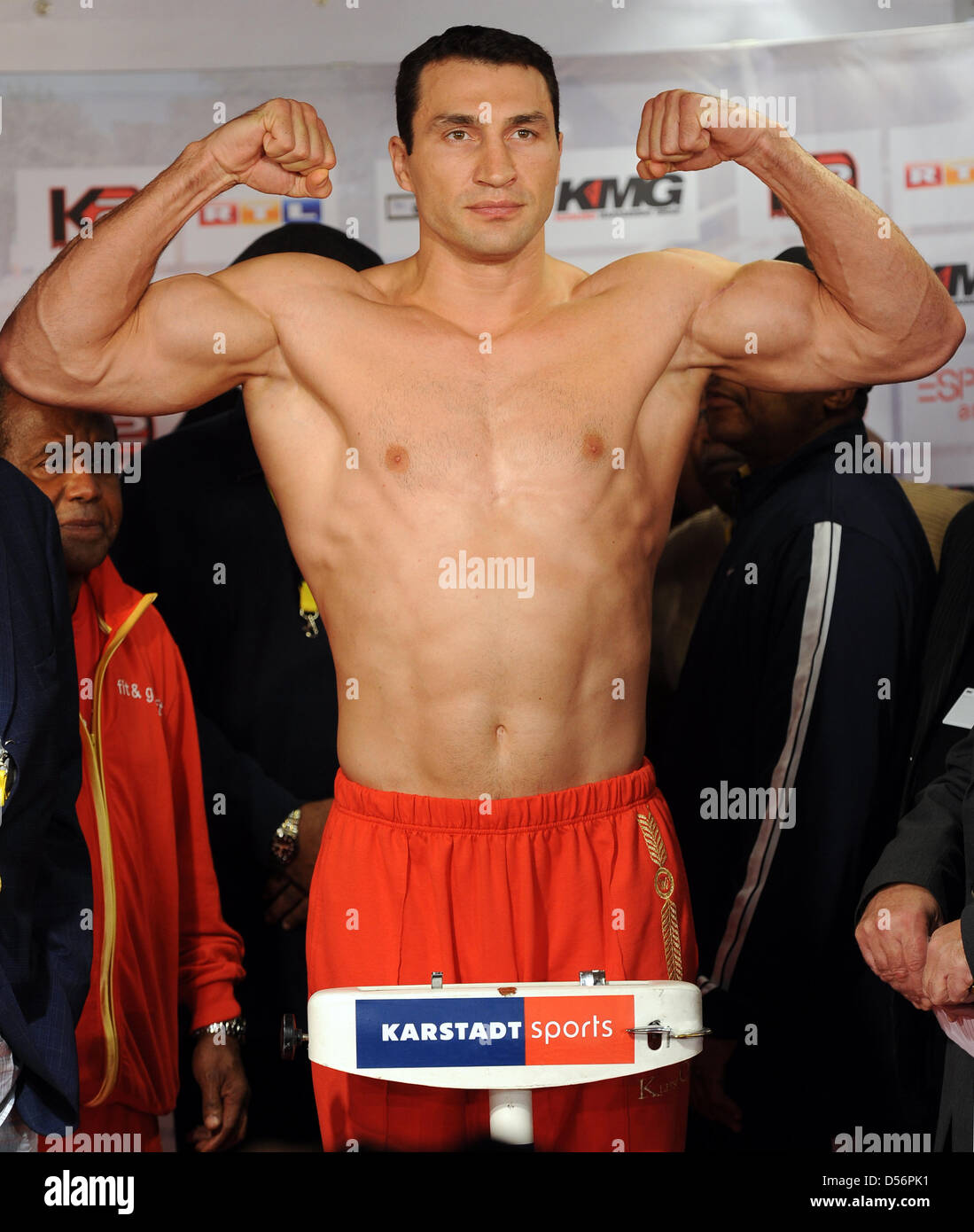 IBO ukrainien, WBO et IBF Heavyweight Champion Wladimir Klitschko pose au cours de la pesée officielle à Duesseldorf, Allemagne, 19 mars 2010. Klitschko a pour objectif de défendre ses titres contre nous contender Eddie Chambers, le 20 mars. Photo : ACHIM SCHEIDEMANN Banque D'Images