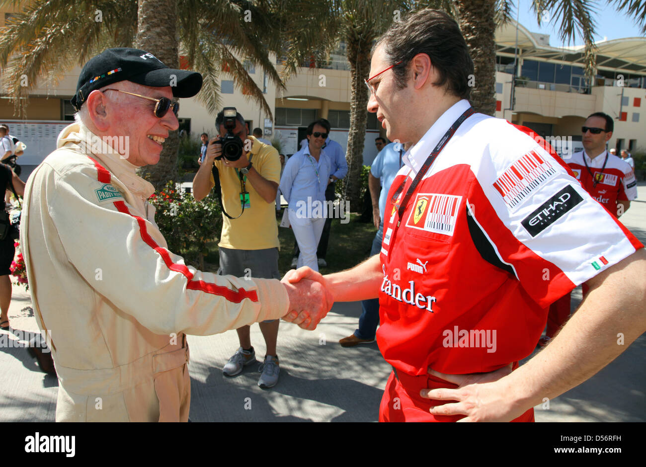 L'ancien Champion du Monde de Formule 1 John Surtees (L) parle avec l'équipe Ferrari Stefano Domenicali patron en marge du Grand Prix de Bahreïn à la piste de course de Sakhir, à Bahreïn, le 14 mars 2010. Photo : Jens Buettner Banque D'Images