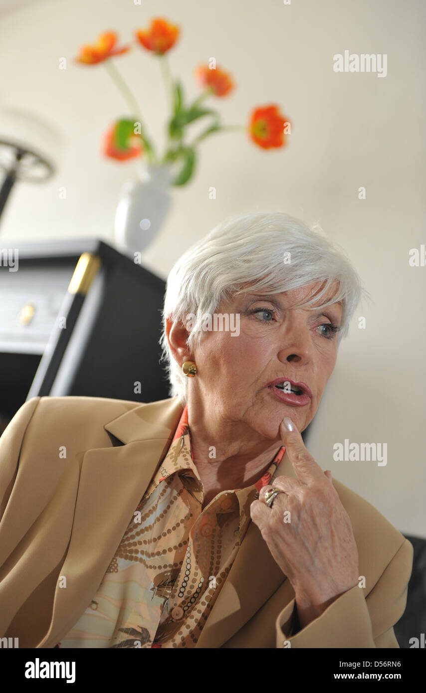 Actrice Herta Staal Allemand-autrichien représentée dans sa maison à Munich, Allemagne, 22 mars 2010. Staal a été un succès de théâtre, de comédie musicale et d'actrice dans les années 1950 avant de Johannes Heesters acteur lui a permis de changer de rôles tragiques. Staal résidant à Munich et célèbre ses 80 ans le 29 mars 2010- Photo : Andreas Gebert Banque D'Images