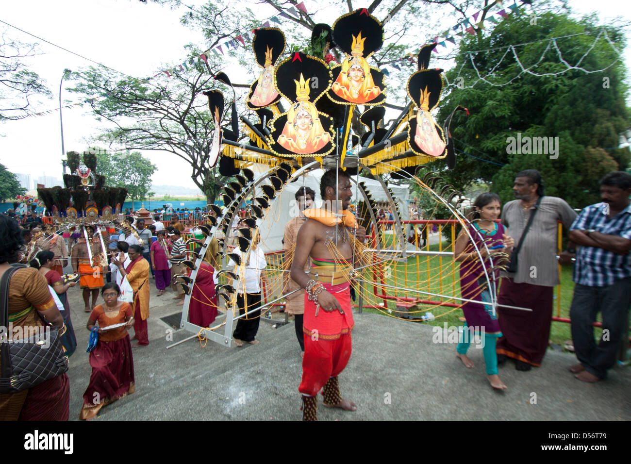 Singapour. 26 mars 2013. Le festival de Thaipusam commémorant la victoire du bien sur le mal est célébré par les dévots hindous qui portent le fardeau physique connu comme Kavadi avec porteurs et prendre leurs joues piercing et des langues. Credit : amer ghazzal / Alamy Live News Banque D'Images