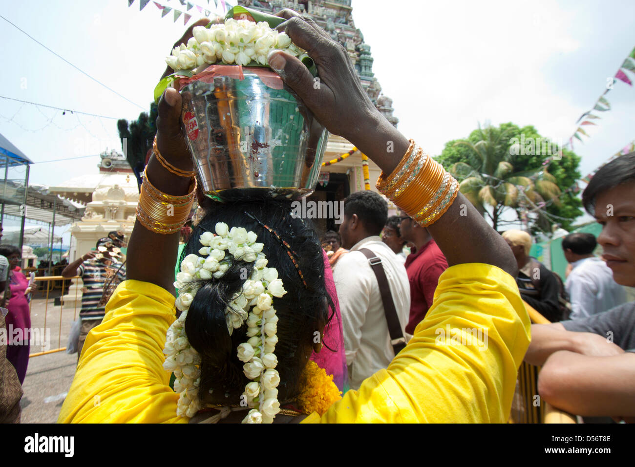 Singapour. 26 mars 2013. Une femme dévote au festival de Thaipusam porte un pot de lait sur sa tête. Le festival de Thaipusam commémore la victoire du bien sur le mal et est célébré par les dévots hindous qui portent le fardeau physique connu comme Kavadi avec porteurs et prendre leurs joues piercing et des langues. Credit : amer ghazzal / Alamy Live News Banque D'Images