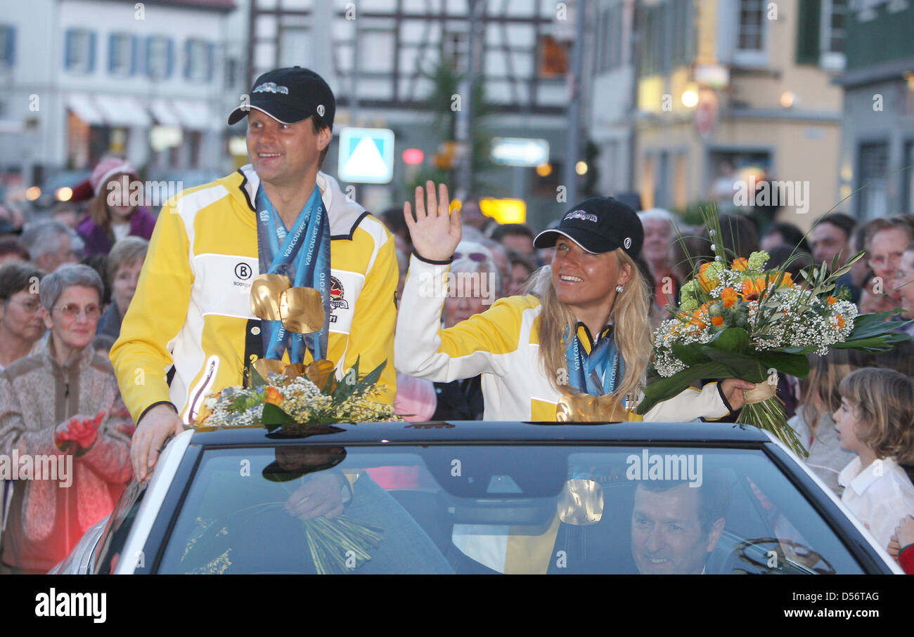 L'allemand cinq fois champion paralympique Verena Bentele (R) et son aide Thomas Friedrich (L) sont accueillis par la ville de Tettenang, Allemagne, 24 mars 2010. Bentele et Friedrich a remporté cinq médailles d'or à la 2010 Jeux paralympiques d'hiver de Vancouver en ski de fond et biathlon. Photo : Karl-Josef Opim Banque D'Images