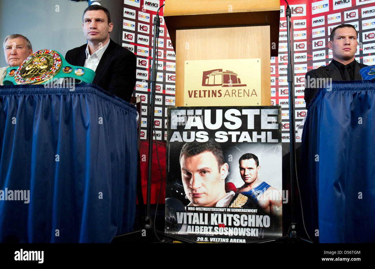 Heavyweight Champion WBC ukrainien Vitali Klitschko (2-L), son entraîneur Fritz Sdunek (L) et son concurrent, champion de l'UER Polonais Albert Sosnowski (R) au cours d'une conférence de presse à VeltinsArena à Gelsenkirchen, Allemagne, 25 mars 2010. Klitschko a pour objectif de défendre son titre WBC contre Sosnowski le 29 mai. Photo : FRISO GENTSCH Banque D'Images