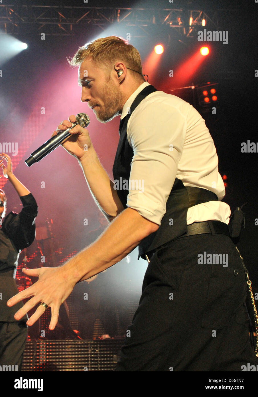 Le chanteur irlandais Ronan Keating, ancien membre du groupe Boyzone 'Garçon', joue sur la scène au Jahrhunderthalle de Francfort, Allemagne, 25 mars 2010. Le concert à Francfort, qui a été suivi par des milliers de personnes, a été l'optimiste pour Keating a tour d'Allemagne. Photo : Boris Roessler Banque D'Images