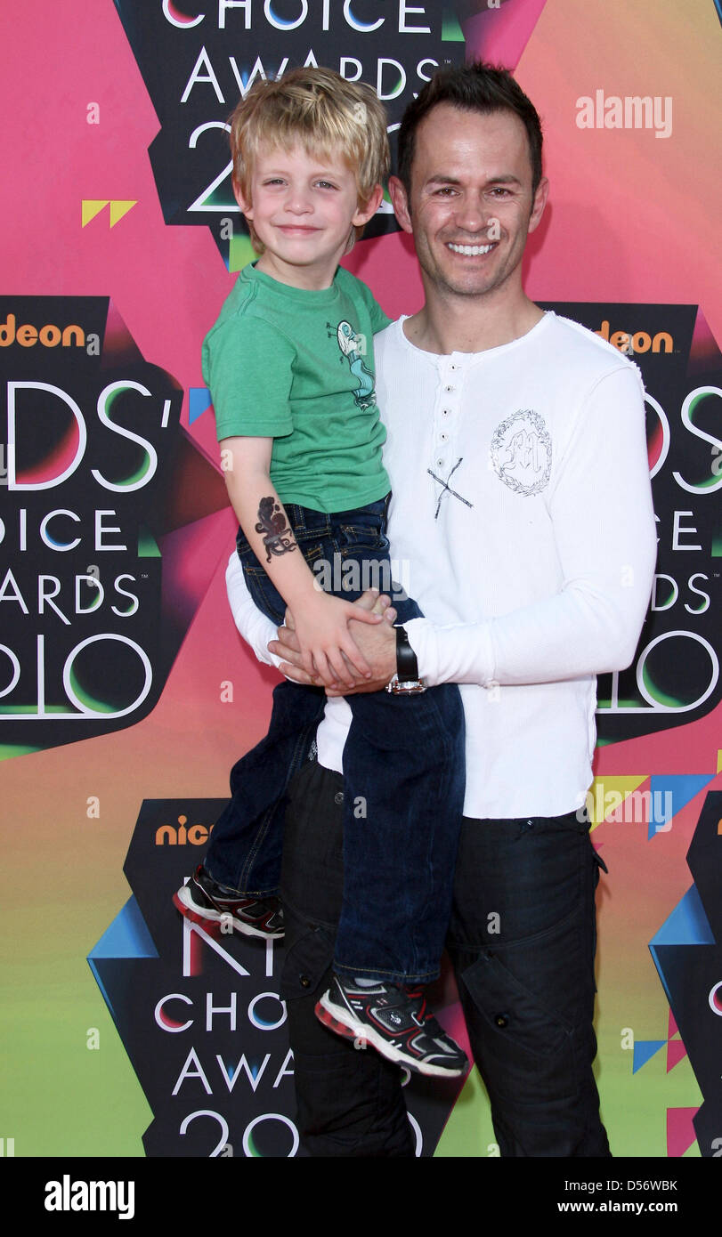 L'acteur britannique Greg Ellis et son fils Charlie arriver au 23e Congrès annuel du Nickelodeon Kids' Choice Awards qui a eu lieu à l'UCLA's Pauley Pavilion à Los Angeles, USA, 27 mars 2010. Le coin des enfants top des choix dans la télévision, les films, la musique et les sports ont été révélés par les cases qui avait tout d'un animal vivant, d'une main humaine, et bien sûr l'homme gonflable slime. Photo : Hubert Boesl Banque D'Images