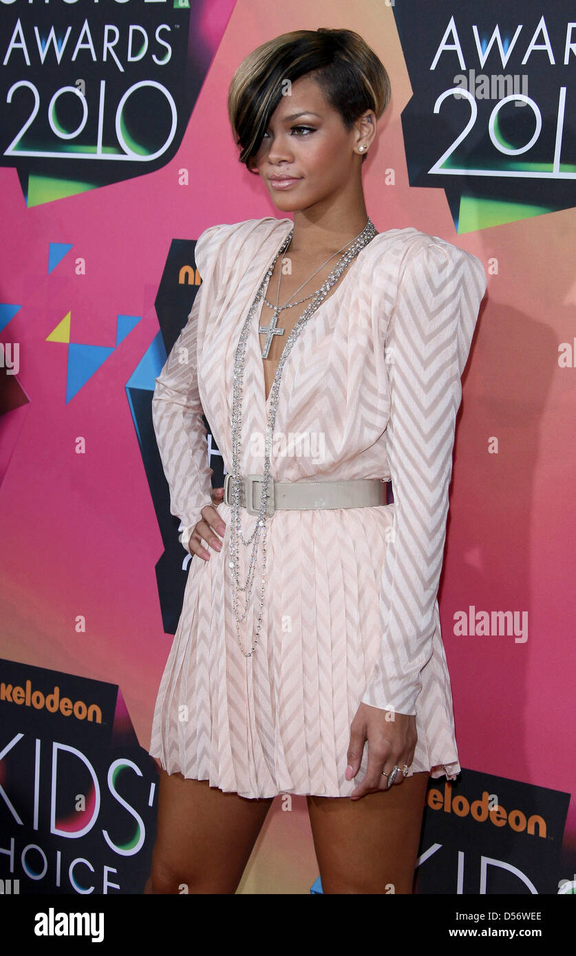 Singer Rihanna arrive au 23e Congrès annuel du Nickelodeon Kids' Choice Awards qui a eu lieu à l'UCLA's Pauley Pavilion à Los Angeles, USA, 27 mars 2010. Le coin des enfants top des choix dans la télévision, les films, la musique et les sports ont été révélés par les cases qui avait tout d'un animal vivant, d'une main humaine, et bien sûr l'homme gonflable slime. Photo : Hubert Boesl Banque D'Images