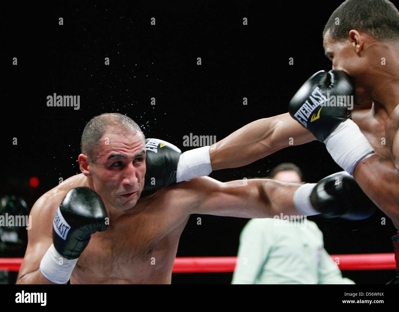 Boxer Andre Dirrell Super poids moyens (R) se bat Arthur Abraham de l'Allemagne dans le sixième tour au Super Six World Boxing Classic à la Joe Louis Arena de Detroit, Michigan, USA, le 27 mars 2010. Abraham a été disqualifié dans le 11e tour pour frapper Dirrell lorsqu'il a été vers le bas. Photo : Jeff Kowalsky Banque D'Images