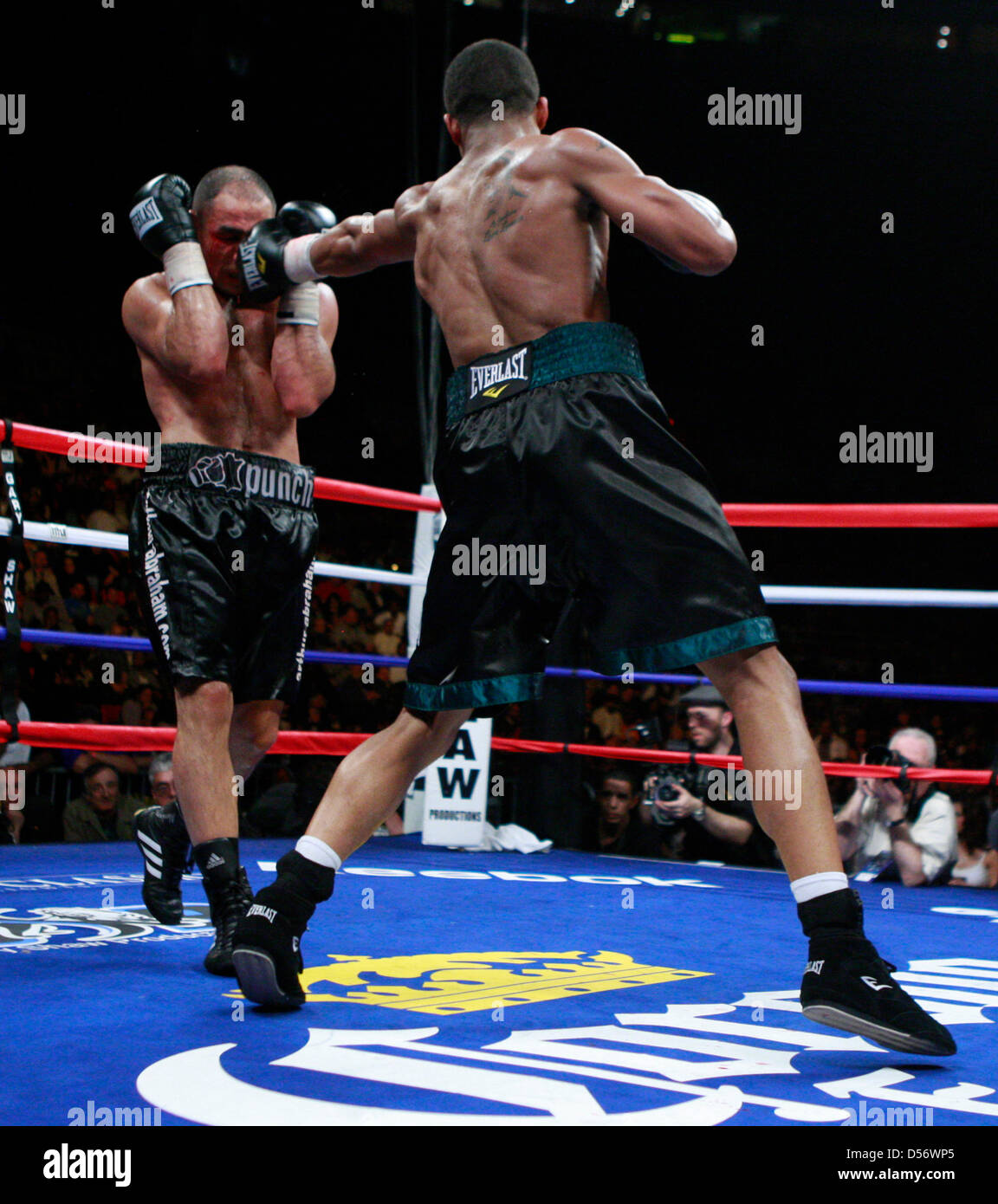 Boxer Andre Dirrell Super poids moyens (R) se bat Arthur Abraham de l'Allemagne dans le sixième tour au Super Six World Boxing Classic à la Joe Louis Arena de Detroit, Michigan, USA, le 27 mars 2010. Abraham a été disqualifié dans le 11e tour pour frapper Dirrell lorsqu'il a été vers le bas. Photo : Jeff Kowalsky Banque D'Images