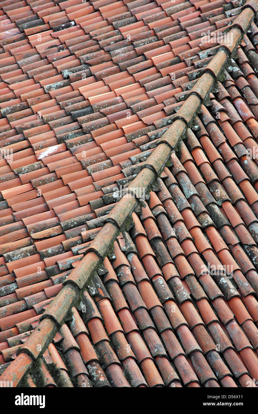 Les toits en tuiles rouges et maisons dans une ancienne ville italienne Banque D'Images