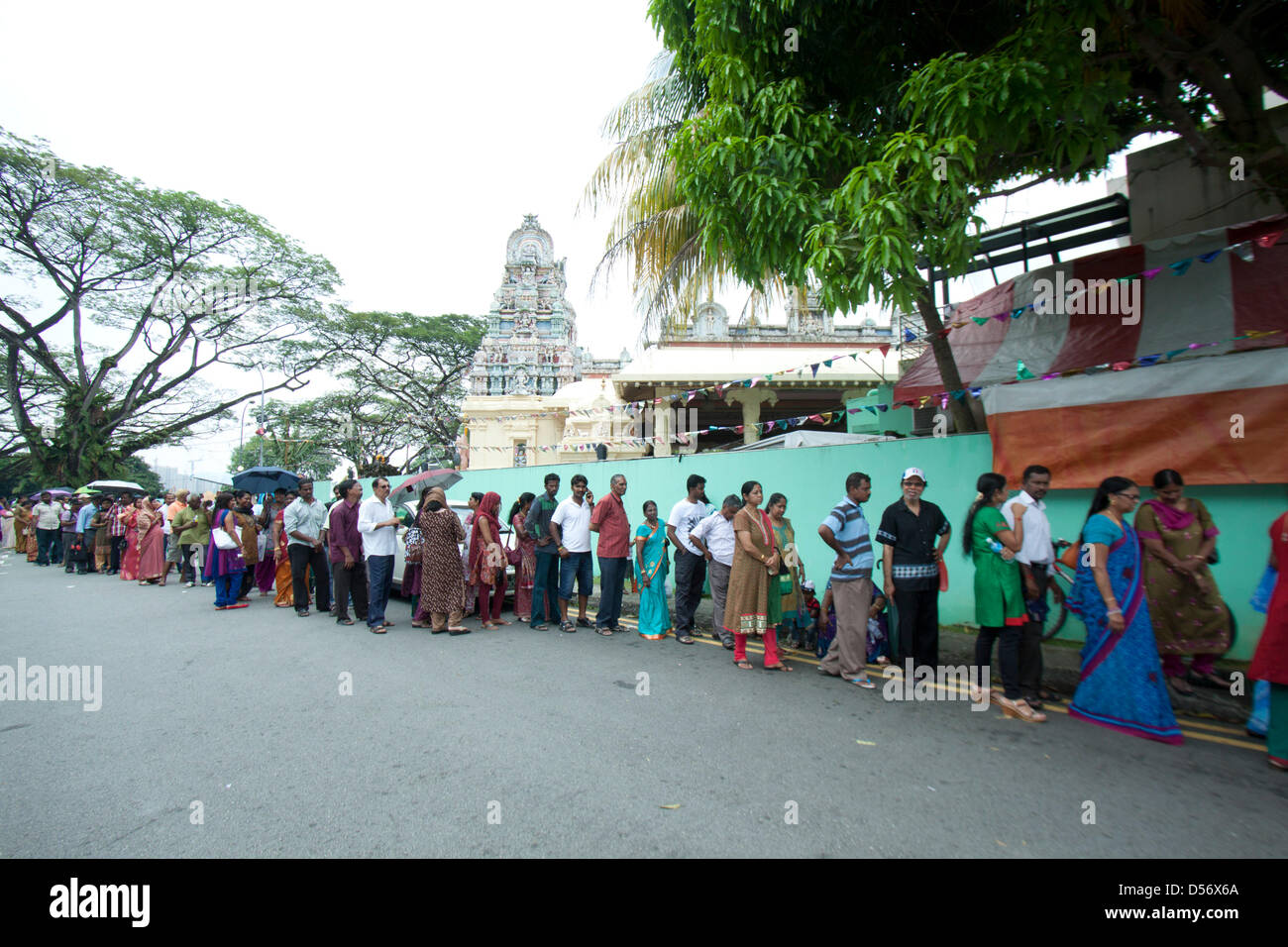 Singapour. 26 mars 2013. Le festival de Thaipusam commémorant la victoire du bien sur le mal est célébré par les dévots hindous qui portent le fardeau physique connu comme Kavadi avec porteurs et prendre leurs joues piercing et des langues. Credit : amer ghazzal / Alamy Live News Banque D'Images