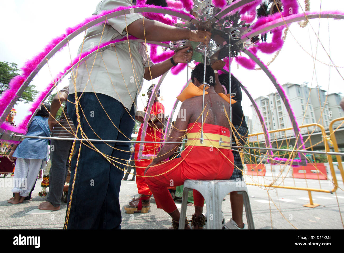 Singapour. 26 mars 2013. Le festival de Thaipusam commémore la victoire du bien sur le mal et est célébré par les dévots hindous qui portent le fardeau physique connu comme Kavadi avec porteurs et prendre pour percer leurs joues et langues avec crochets en métal et des brochettes. Credit : amer ghazzal / Alamy Live News Banque D'Images
