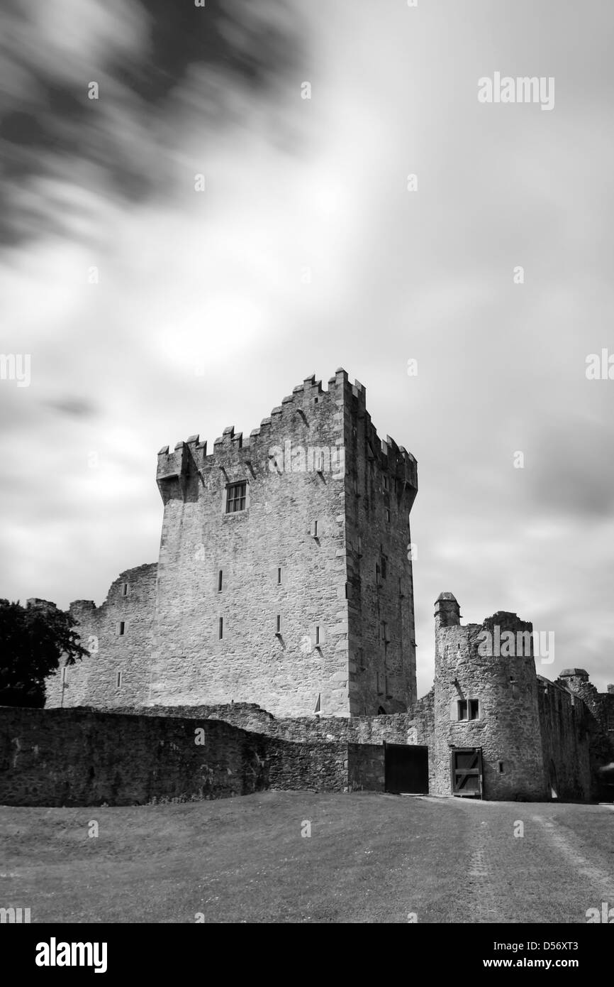 Noir et blanc de Ross Castle Lough Leane, Irlande Banque D'Images