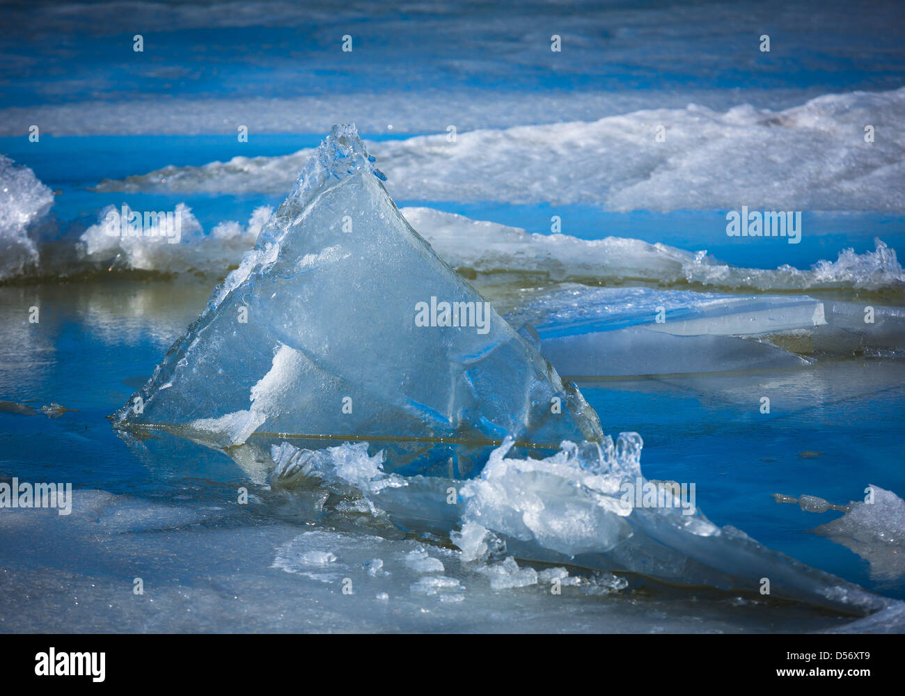 Triangulaire feuille de glace sur le lac Klamath supérieur dans le sud de l'Oregon Banque D'Images