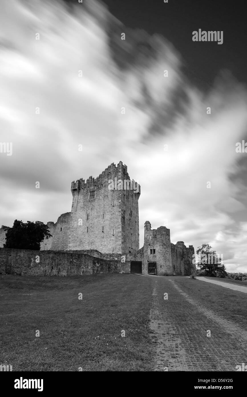 Noir et blanc de Ross Castle Lough Leane, Irlande Banque D'Images