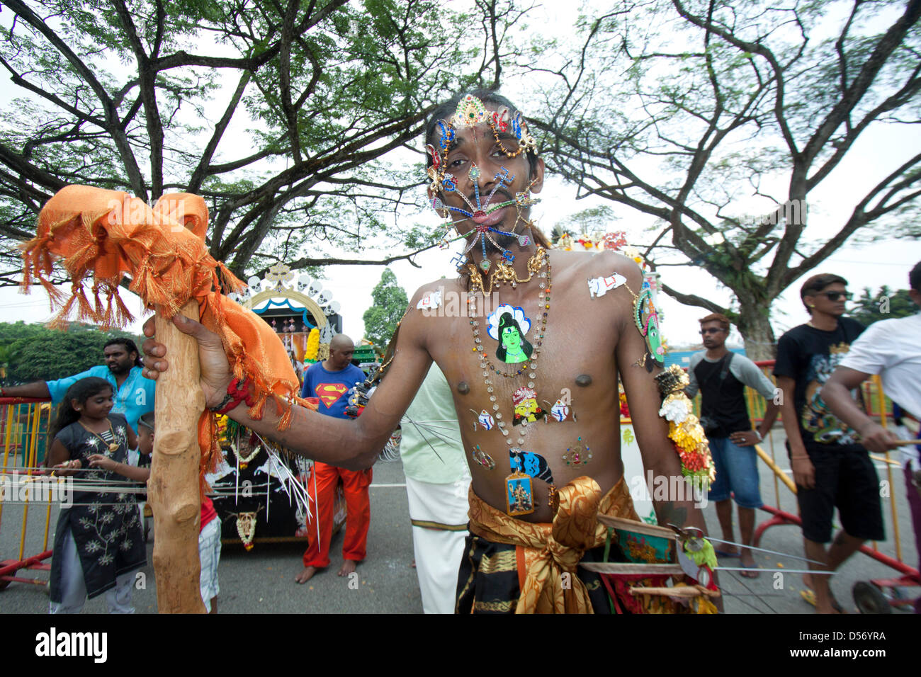 Singapour. 26 mars 2013. Le festival de Thaipusam commémore la victoire du bien sur le mal et est célébré par les dévots hindous qui portent le fardeau physique connu comme Kavadi avec porteurs et prendre pour percer leurs joues et langues avec crochets métalliques et les fourches . Credit : amer ghazzal / Alamy Live News Banque D'Images