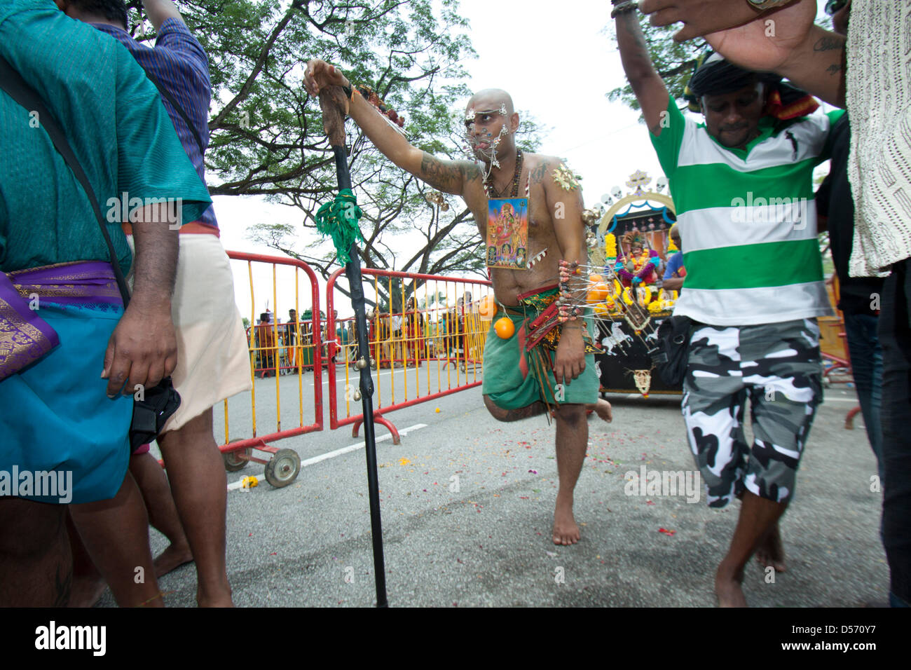 Singapour. 26 mars 2013. Le festival de Thaipusam commémore la victoire du bien sur le mal et est célébré par les dévots hindous qui portent le fardeau physique connu comme Kavadi avec porteurs et prendre pour percer leurs joues et langues avec crochets en métal et Crédit : Brochettes Amer Ghazzal/Alamy Live News Banque D'Images