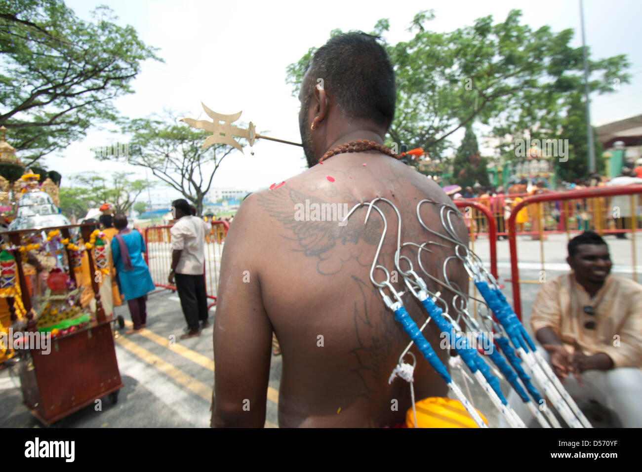 Singapour. 26 mars 2013. Le festival de Thaipusam commémore la victoire du bien sur le mal et est célébré par les dévots hindous qui portent le fardeau physique connu comme Kavadi avec porteurs et prendre pour percer leurs joues et langues avec crochets en métal et Crédit : Brochettes Amer Ghazzal/Alamy Live News Banque D'Images