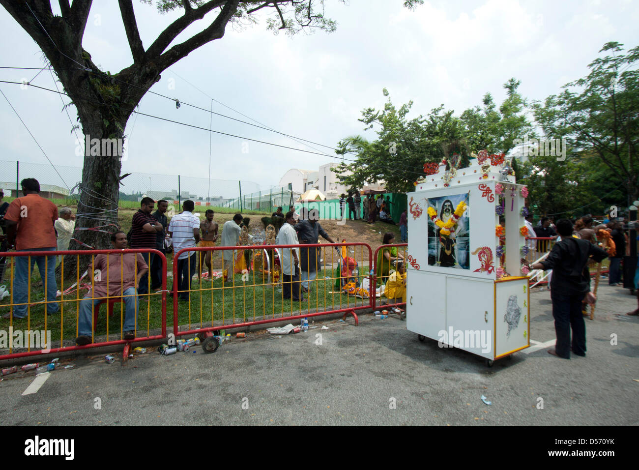 Singapour. 26 mars 2013. Le festival de Thaipusam commémore la victoire du bien sur le mal et est célébré par les dévots hindous qui portent le fardeau physique connu comme Kavadi avec porteurs et prendre leurs joues piercing et des langues avec crochets en métal et Crédit : Brochettes Amer Ghazzal/Alamy Live News Banque D'Images