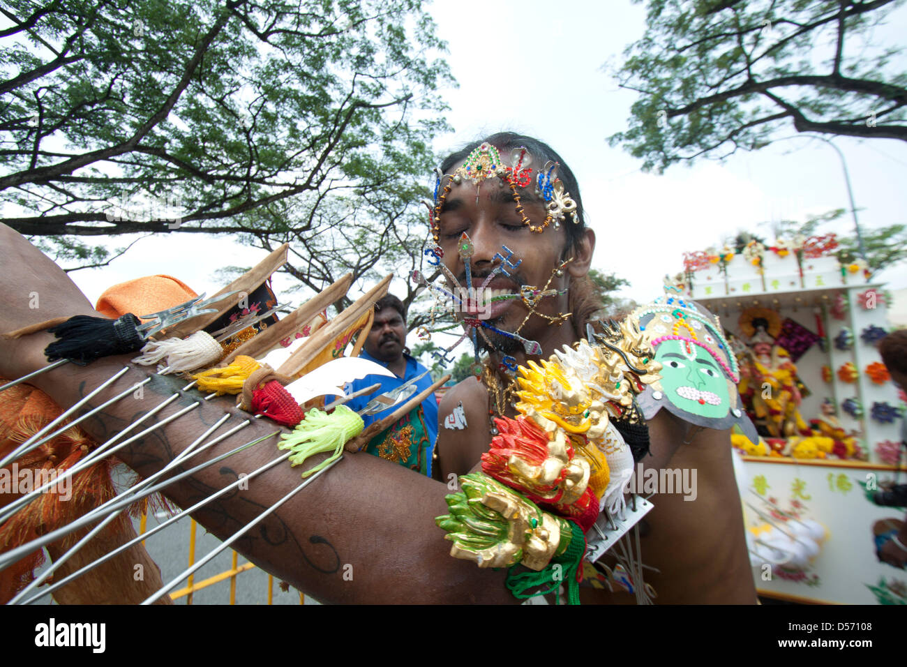 Singapour. 26 mars 2013. Le festival de Thaipusam commémore la victoire du bien sur le mal et est célébré par les dévots hindous qui portent le fardeau physique connu comme Kavadi avec porteurs et prendre leurs joues piercing et des langues avec crochets en métal et Crédit : Brochettes Amer Ghazzal/Alamy Live News Banque D'Images