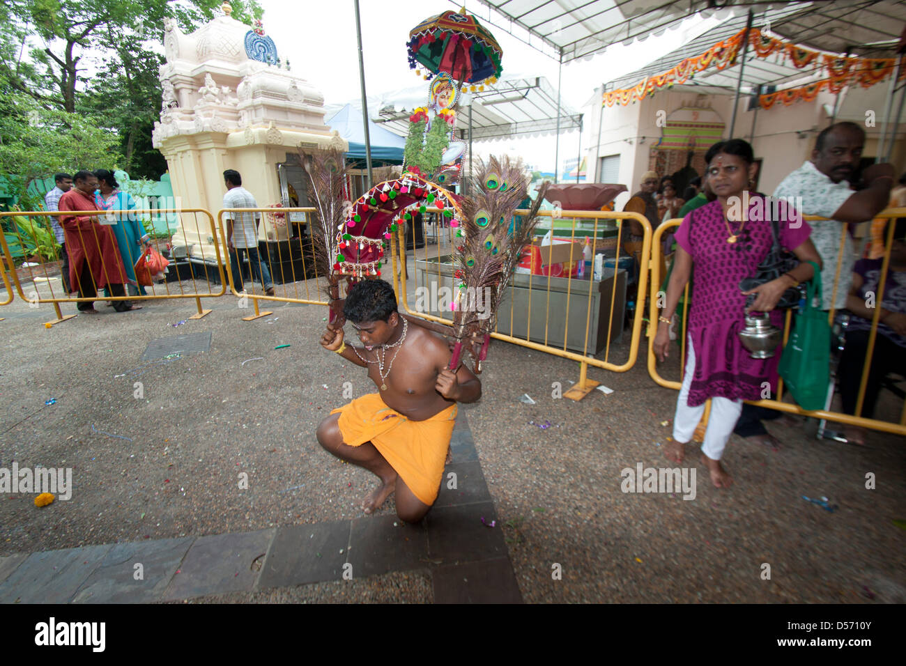 Singapour. 26 mars 2013. Le festival de Thaipusam commémore la victoire du bien sur le mal et est célébré par les dévots hindous qui portent le fardeau physique connu comme Kavadi avec porteurs et prendre pour percer leurs joues et langues Crédit : Amer Ghazzal/Alamy Live News Banque D'Images