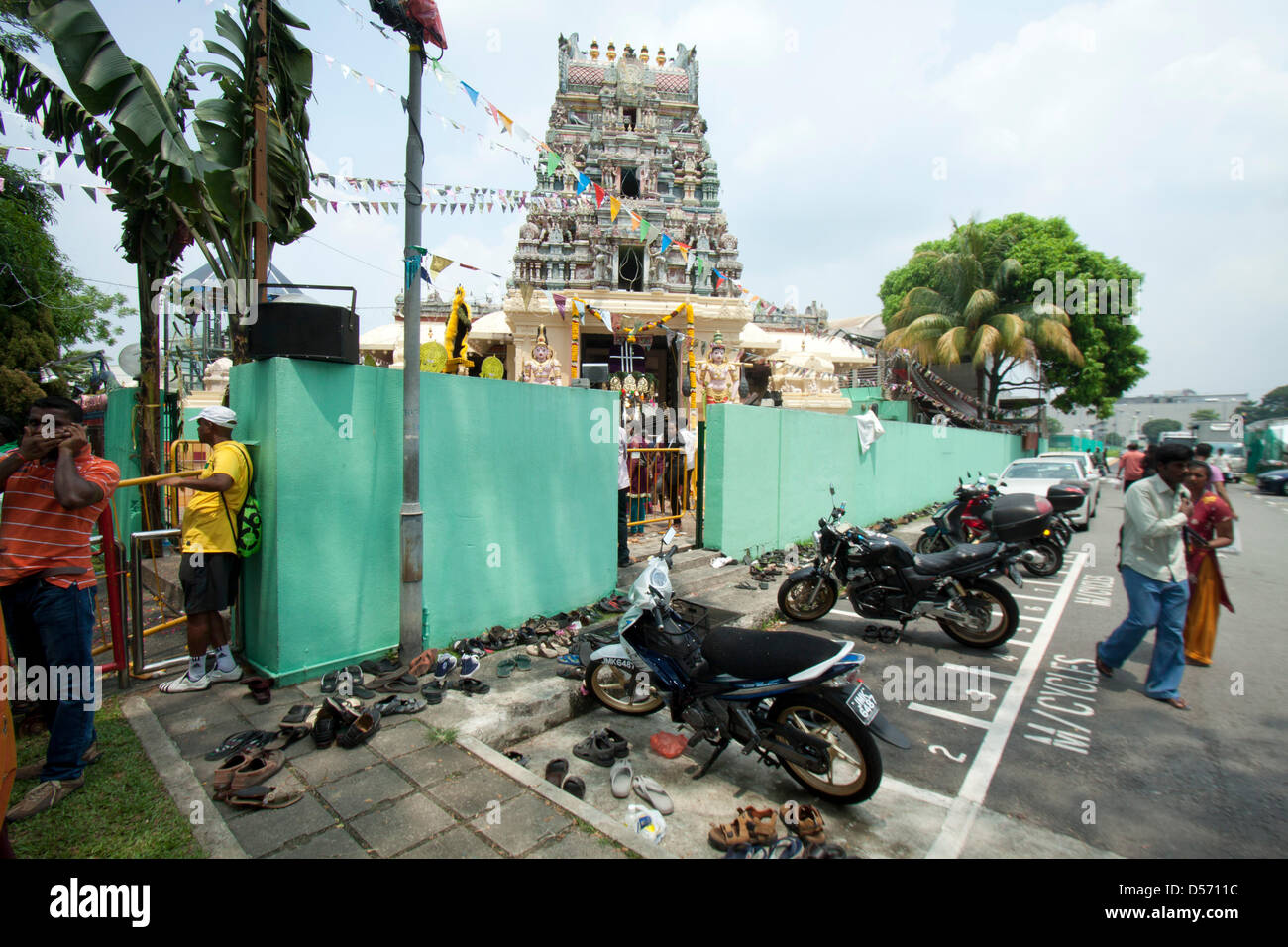 Singapour. 26 mars 2013. Le festival de Thaipusam commémore la victoire du bien sur le mal et est célébré par les dévots hindous qui portent le fardeau physique connu comme Kavadi avec porteurs et prendre pour percer leurs joues et langues Crédit : Amer Ghazzal/Alamy Live News Banque D'Images