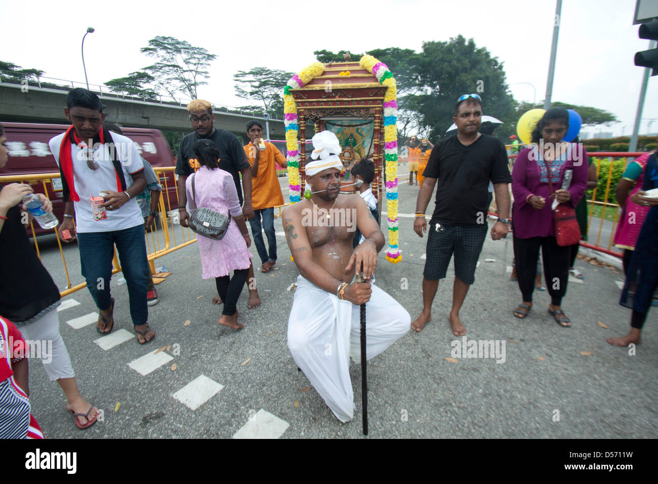 Singapour. 26 mars 2013. Le festival de Thaipusam commémore la victoire du bien sur le mal et est célébré par les dévots hindous qui portent le fardeau physique connu comme Kavadi avec porteurs et prendre pour percer leurs joues et langues Crédit : Amer Ghazzal/Alamy Live News Banque D'Images