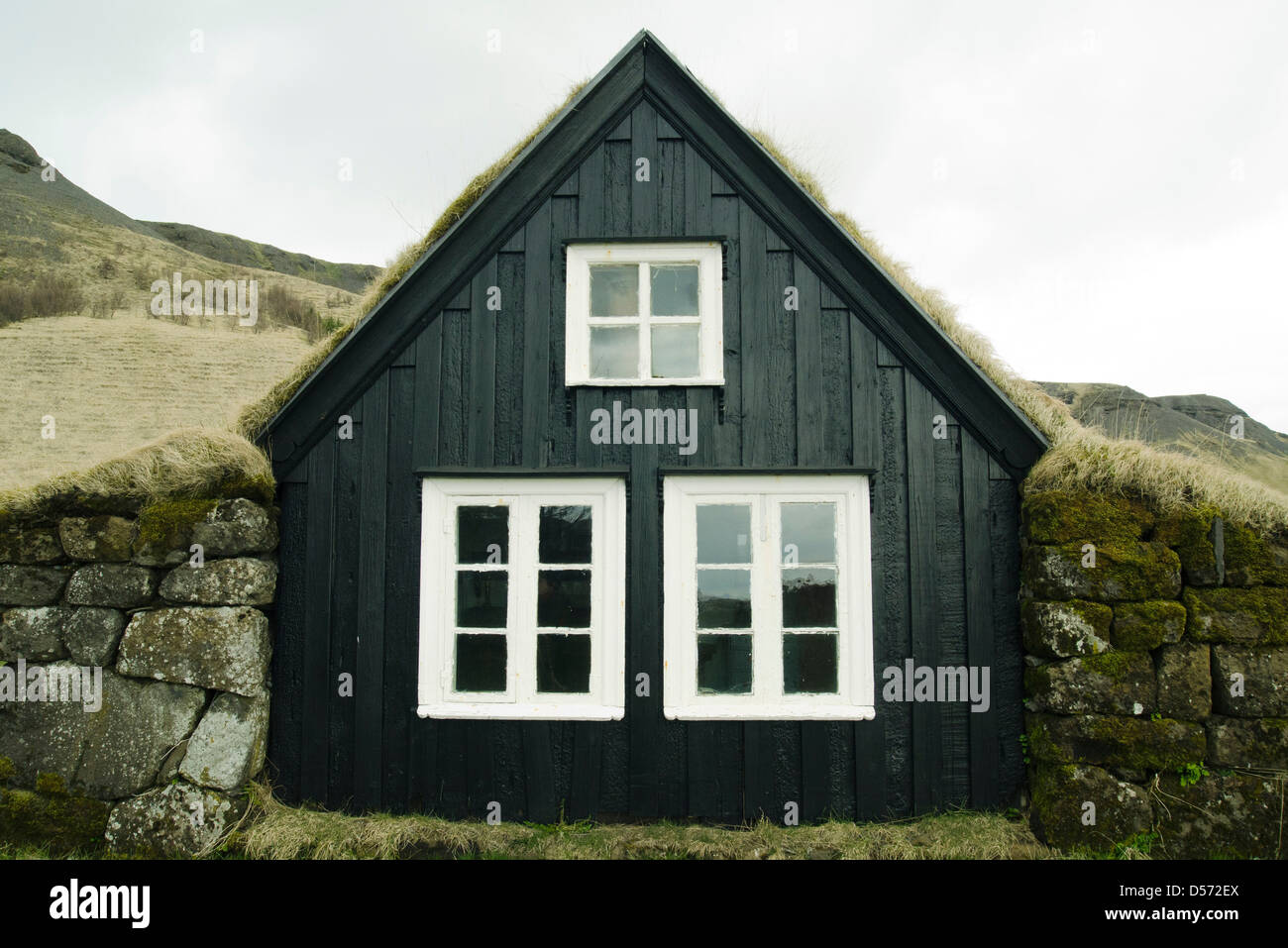 Islandais typique maison avec toit vert, l'Islande Banque D'Images