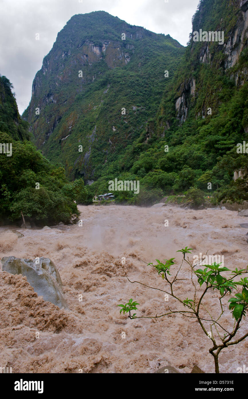 La rage des torrents de la rivière Urubamba en pleine inondation près de Aquas Calientes, Pérou. C'est le point d'accès au Machu Picchu site Banque D'Images