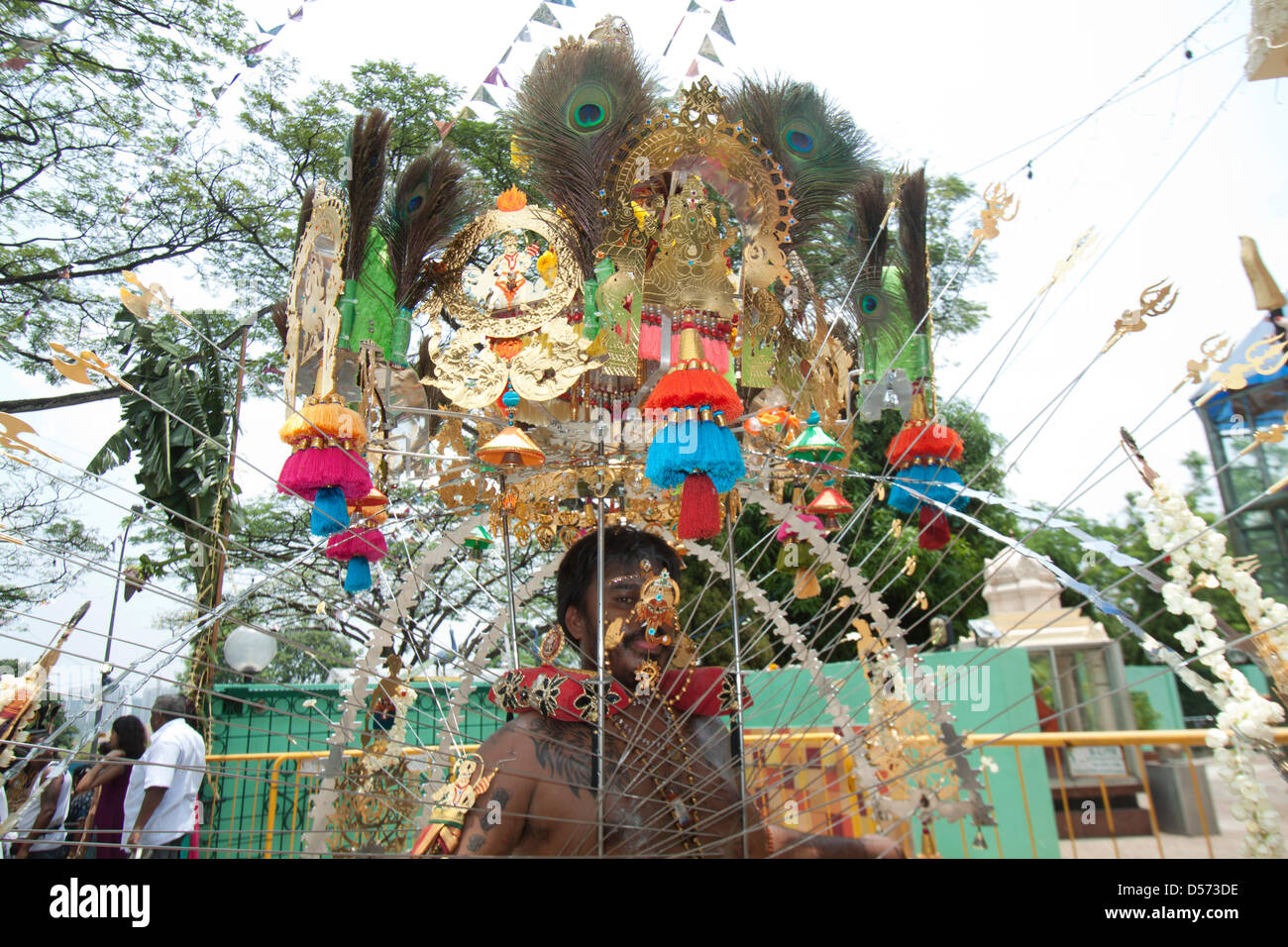 Singapour. 26 mars 2013. Le festival de Thaipusam commémore la victoire du bien sur le mal et est célébré par les dévots hindous qui portent le fardeau physique connu comme Kavadi avec porteurs et prendre pour percer leurs joues et langues Crédit : Amer Ghazzal/Alamy Live News Banque D'Images