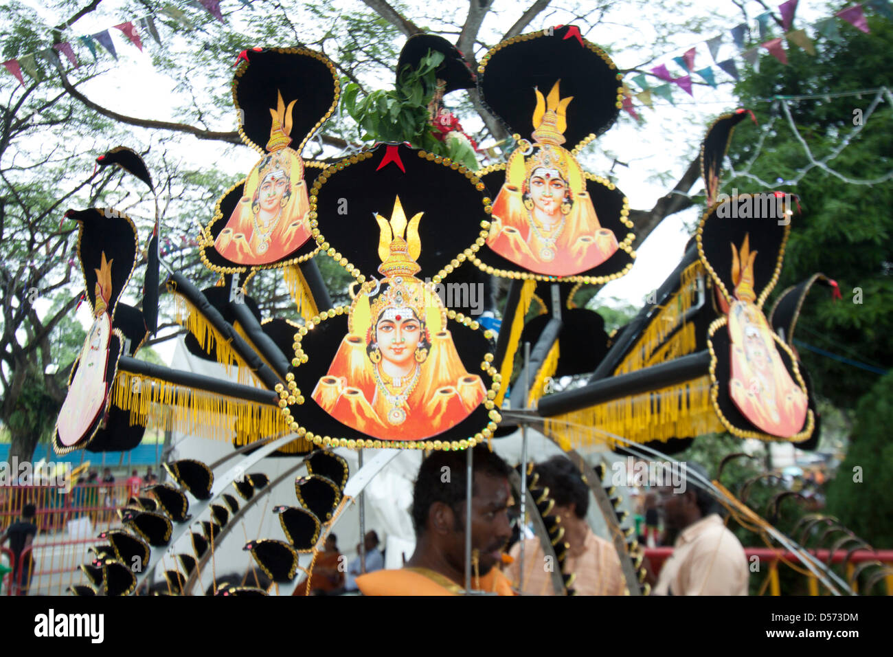 Singapour. 26 mars 2013. Le festival de Thaipusam commémore la victoire du bien sur le mal et est célébré par les dévots hindous qui portent le fardeau physique connu comme Kavadi avec porteurs et prendre pour percer leurs joues et langues Crédit : Amer Ghazzal/Alamy Live News Banque D'Images