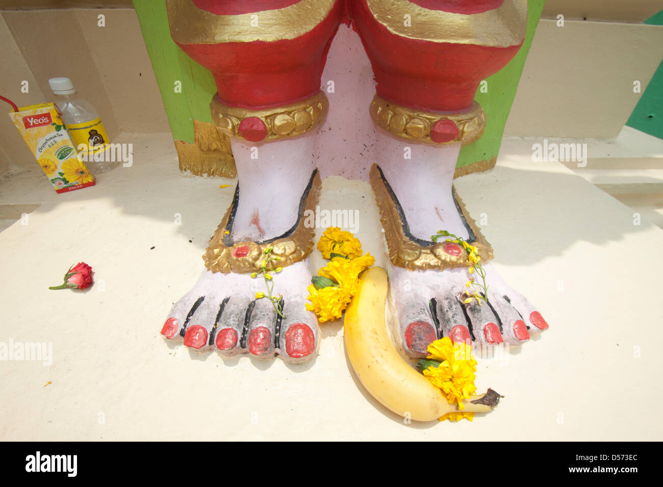 Singapour. 26 mars 2013. Le festival de Thaipusam commémore la victoire du bien sur le mal et est célébré par les dévots hindous qui portent le fardeau physique connu comme Kavadi avec porteurs et prendre pour percer leurs joues et langues Crédit : Amer Ghazzal/Alamy Live News Banque D'Images