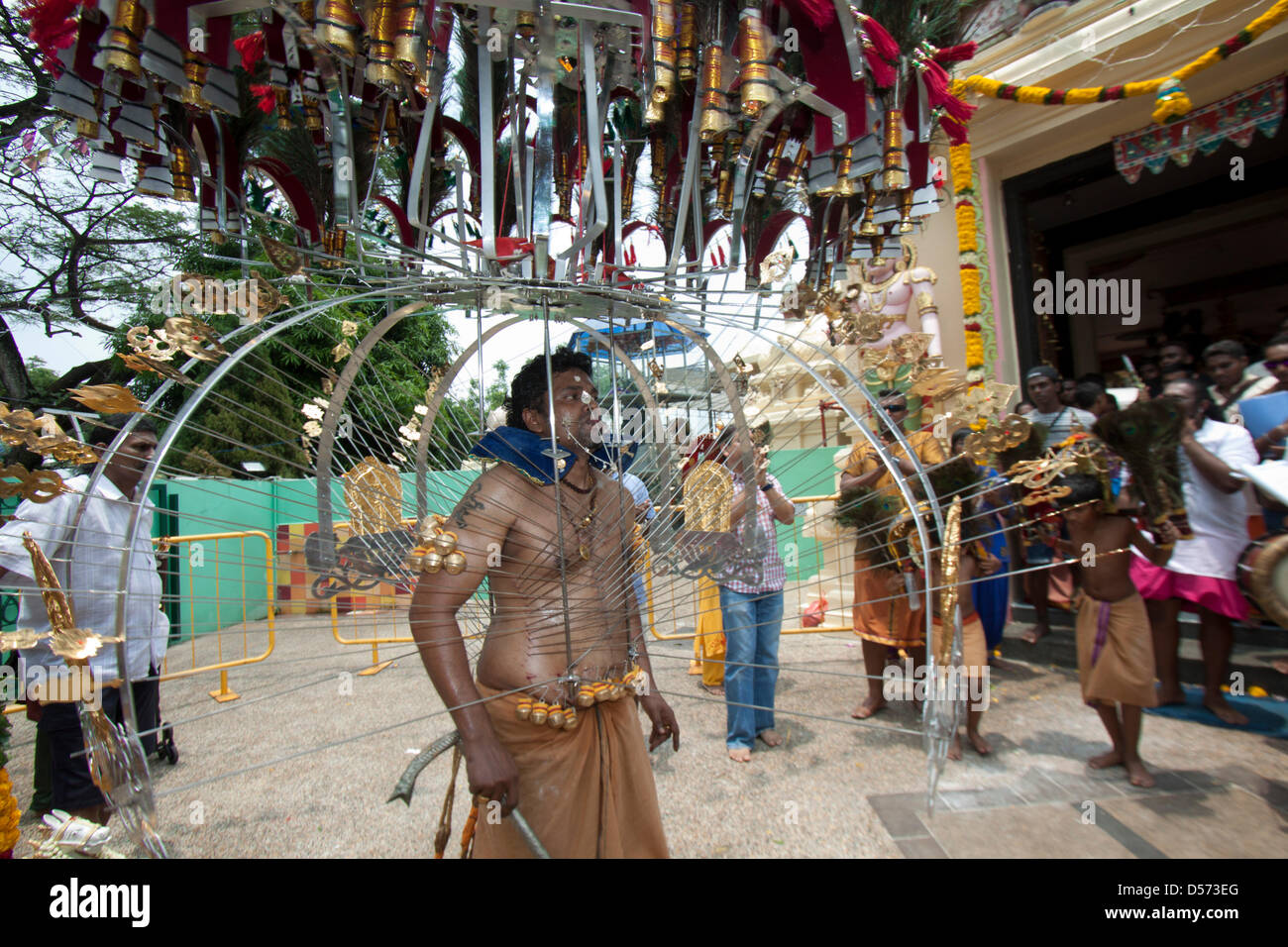 Singapour. 26 mars 2013. Le festival de Thaipusam commémore la victoire du bien sur le mal et est célébré par les dévots hindous qui portent le fardeau physique connu comme Kavadi avec porteurs et prendre pour percer leurs joues et langues avec crochets en métal et Crédit : Brochettes Amer Ghazzal/Alamy Live News Banque D'Images
