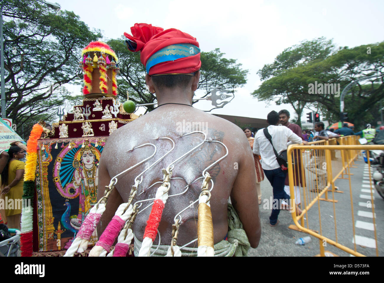 Singapour. 26 mars 2013. Le festival de Thaipusam commémore la victoire du bien sur le mal et est célébré par les dévots hindous qui portent le fardeau physique connu comme Kavadi avec porteurs et prendre pour percer leurs joues et la chair avec des crochets en métal et Crédit : Brochettes Amer Ghazzal/Alamy Live News Banque D'Images