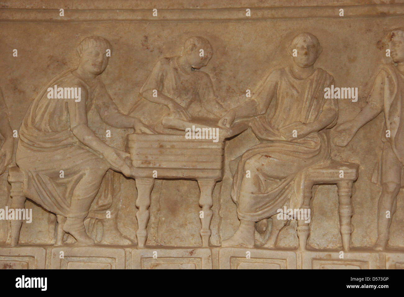 L'art roman en Italie. Relief d'un sarcophage représentant un groupe de personnes libérées assis autour d'une table. Thermes de Dioclétien. Rome. Banque D'Images
