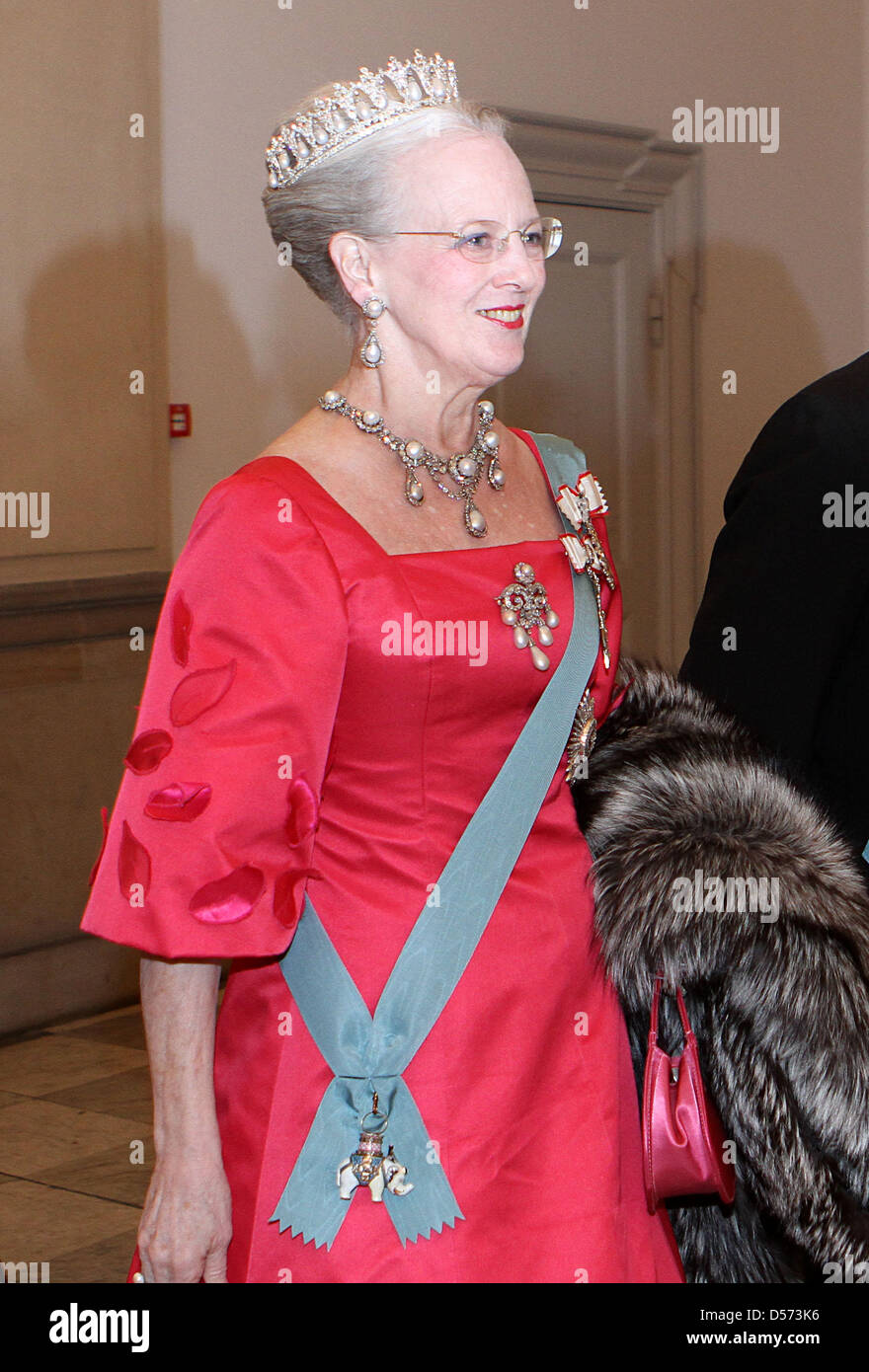 La Reine Margrethe II de Danemark arrive pour le dîner officiel à l'occasion de la célébration du 70e anniversaire de la reine au Palais de Christiansborg à Copenhague, Danemark, 13 avril 2010. La Reine Margrethe II atteint 70 ans le 16 avril. Photo : Albert Nieboer (Pays-Bas) Banque D'Images