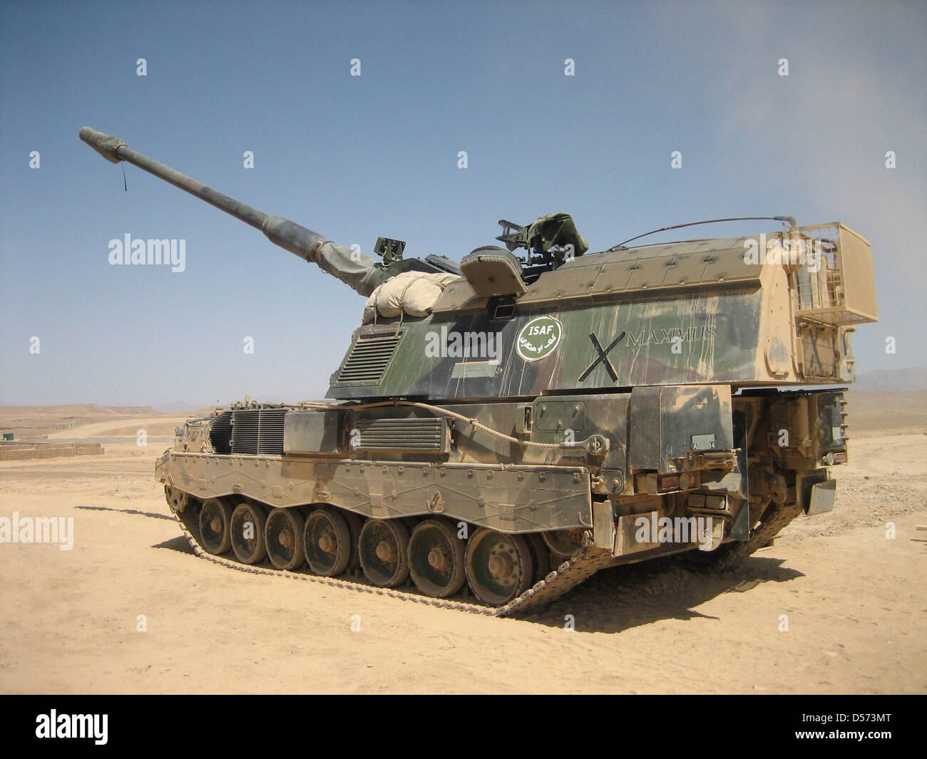 (FILE) un fichier photo datée du 07 mai 2007 d'un canon automoteur 2000 sur un réservoir de l'armée néerlandaise en Tarin Kwot, Afghanistan. Conformément à l'armée allemande, la SPG 2000 est le plus état de l'art, son canon 155mm a une portée de 30 kilomètres le moins. Sur l'arrière-plan d'une escalade de la situation en Afghanistan, le ministre allemand de la Défense zu Guttenberg a annoncé lors d'une visite t Banque D'Images