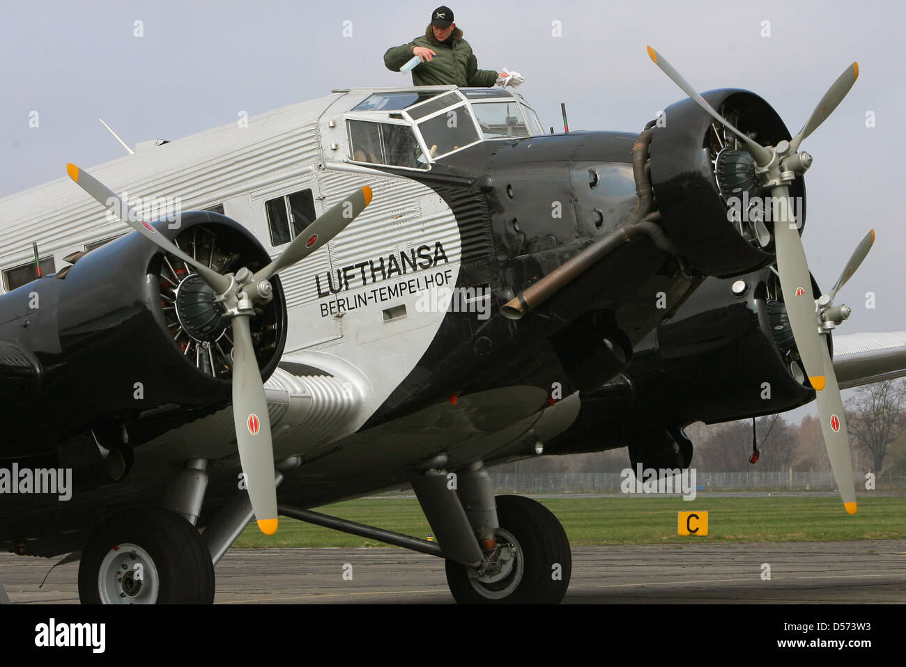 A 75 ans, Junkers Ju 52 est prêt pour le décollage à Rechlin-Laerz Laerz à l'aérodrome, l'Allemagne, 12 avril 2010. Les pilotes de transporteur allemand Lufthansa rafraîchir leur licence pour voler le Junkers Ju 52 du 10 au 18 avril 2010. Les aéronefs historique surnommé 'Tante Ju' est toujours utilisé pour les vols de plaisance dans toute l'Europe. Photo : Bernd Wuestneck Banque D'Images