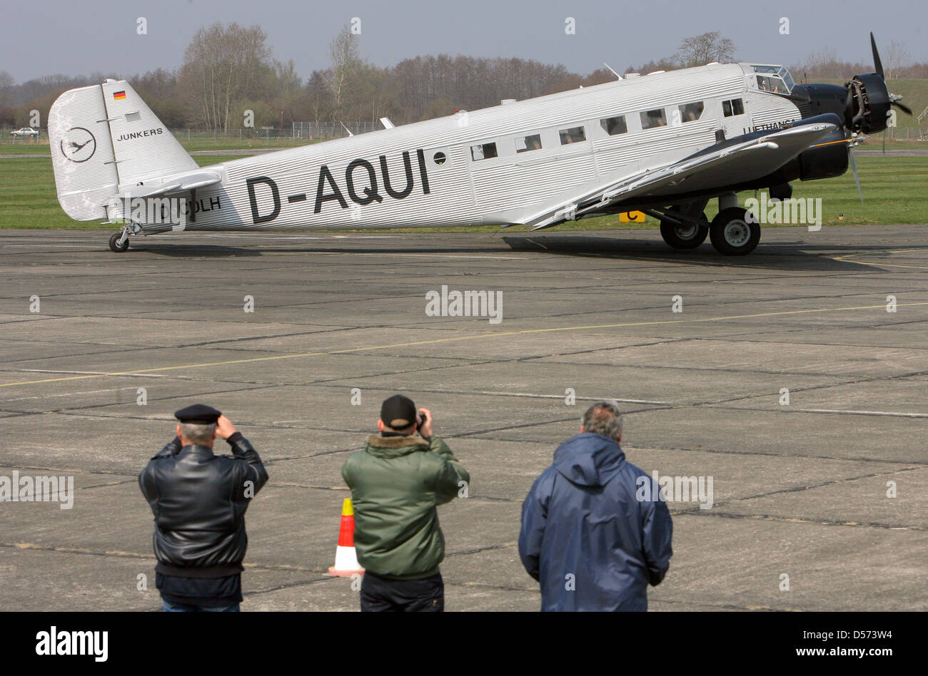 A 75 ans, Junkers Ju 52 est prêt pour le décollage à Rechlin-Laerz Laerz à l'aérodrome, l'Allemagne, 12 avril 2010. Les pilotes de transporteur allemand Lufthansa rafraîchir leur licence pour voler le Junkers Ju 52 du 10 au 18 avril 2010. Les aéronefs historique surnommé 'Tante Ju' est toujours utilisé pour les vols de plaisance dans toute l'Europe. Photo : Bernd Wuestneck Banque D'Images