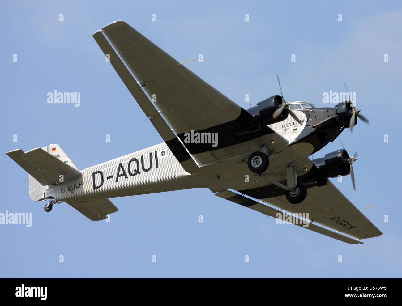 Un 75-année-vieux Junkers Ju 52 prend à Rechlin-Laerz Laerz à l'aérodrome, l'Allemagne, 12 avril 2010. Les pilotes de transporteur allemand Lufthansa rafraîchir leur licence pour voler le Junkers Ju 52 du 10 au 18 avril 2010. Les aéronefs historique surnommé 'Tante Ju' est toujours utilisé pour les vols de plaisance dans toute l'Europe. Photo : Bernd Wuestneck Banque D'Images