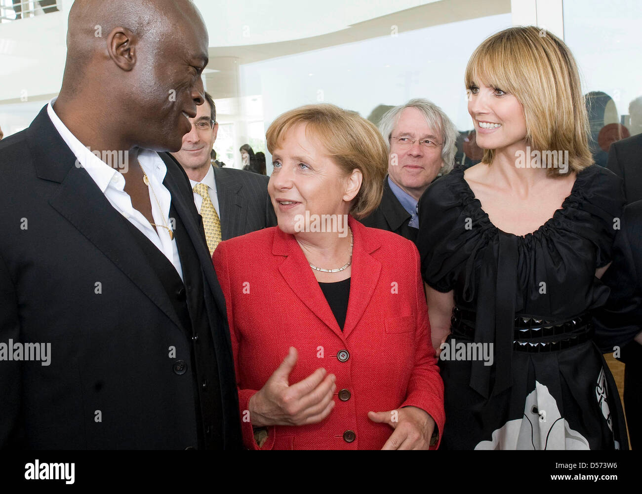 Bundeskanzlerin Angela Merkel (M) unterhält sich mit dem deutschen und derem modèle Heidi Klum, Mann nous dem-Sänger Seal, bei einem Accueil auf dem Getty Center de Los Angeles. Foto : Bundesregierung / Bergmann Banque D'Images