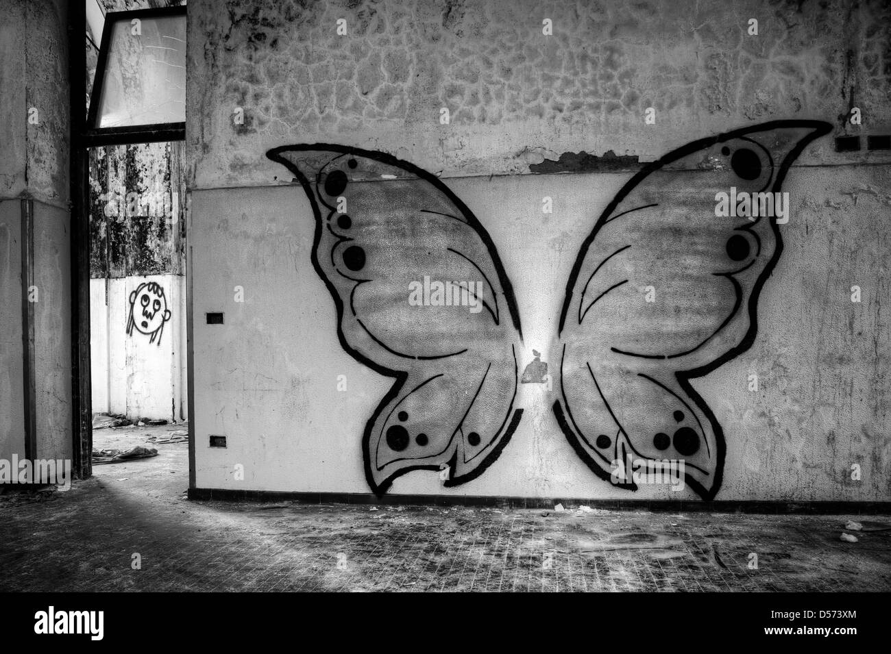 L'Italie. L'hôpital psychiatrique abandonné. Murale papillon Banque D'Images