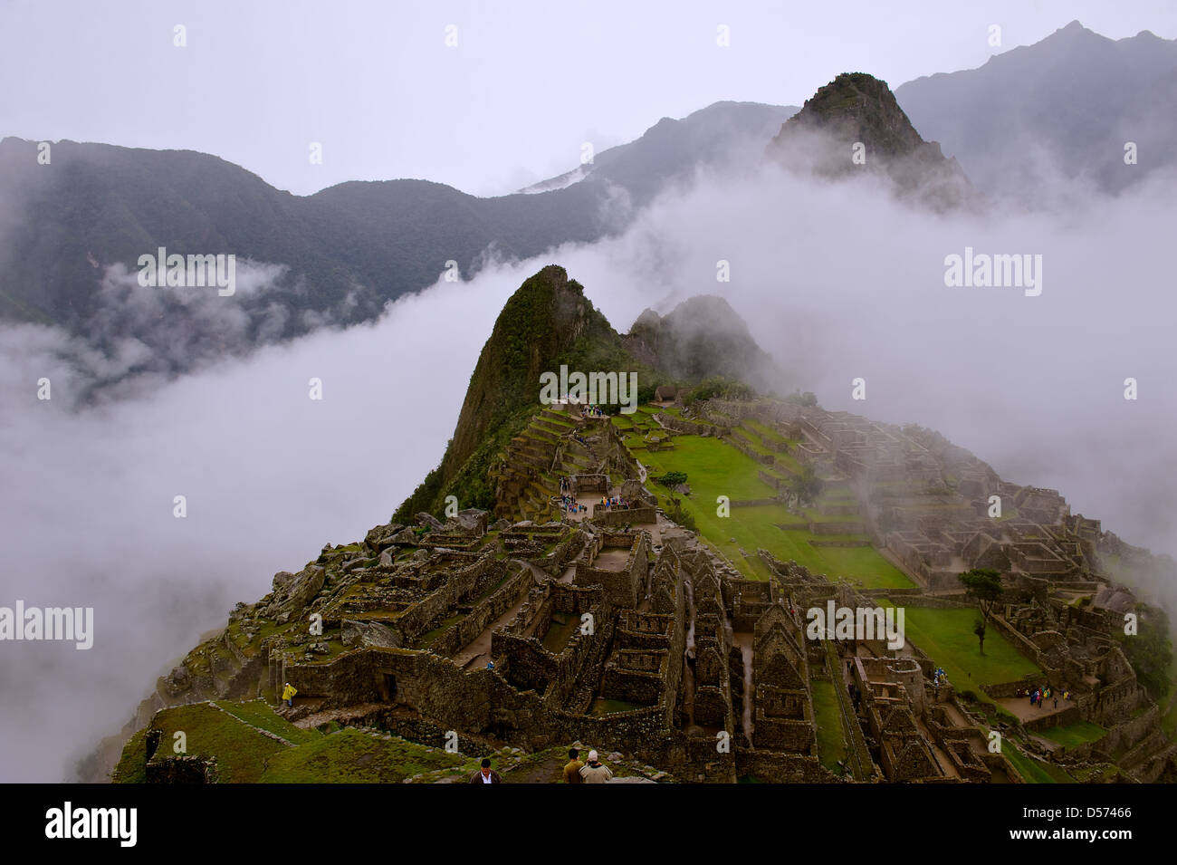 Un ciel nuageux et brumeux de vue les ruines Incas de Machu Picchu haut dans les Andes péruviennes Banque D'Images